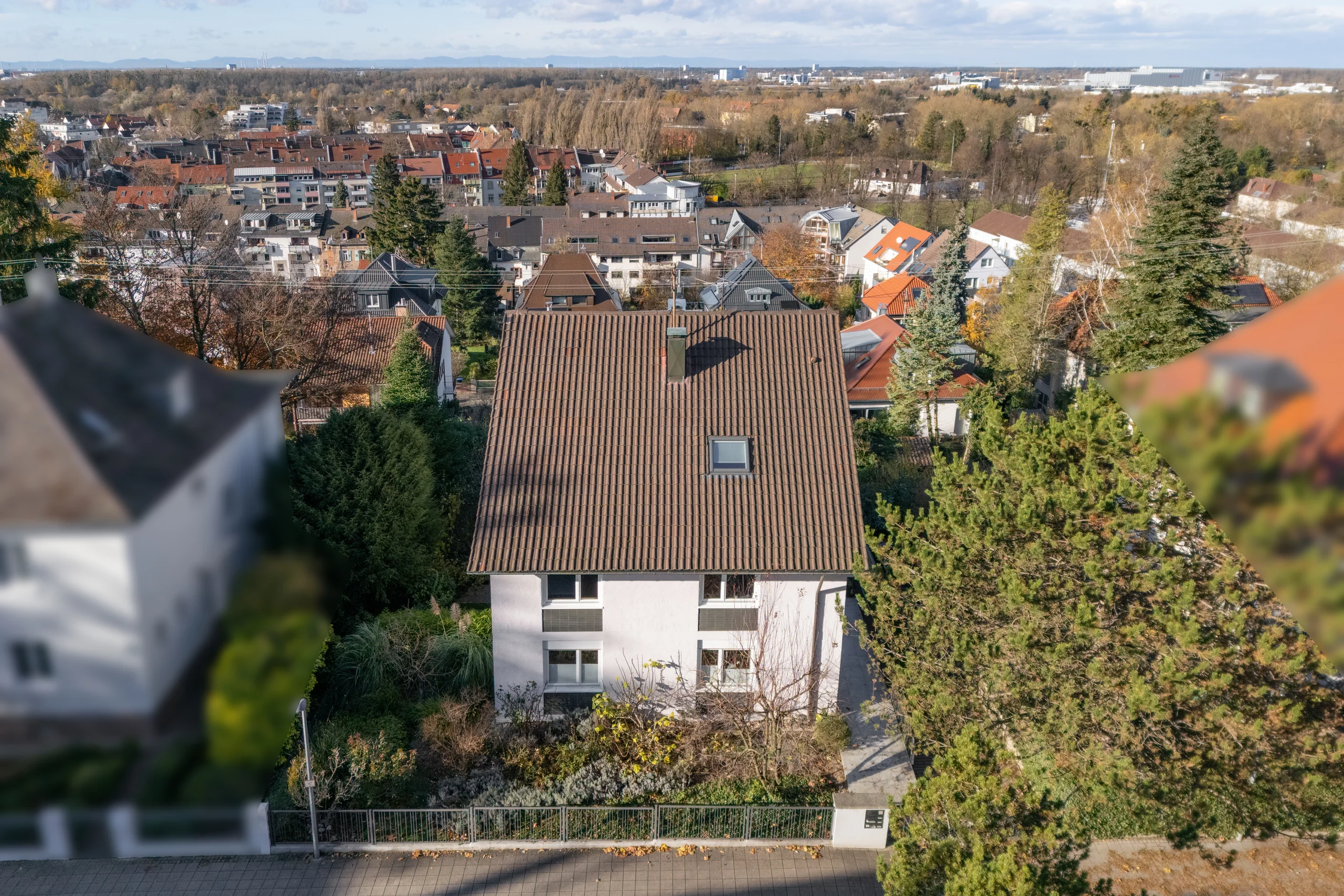 KA-Durlach / gepflegtes MFH mit drei Wohnungen, Balkonen und Gartengrundstück in ruhiger Halbhöhenlage am Turmberg
