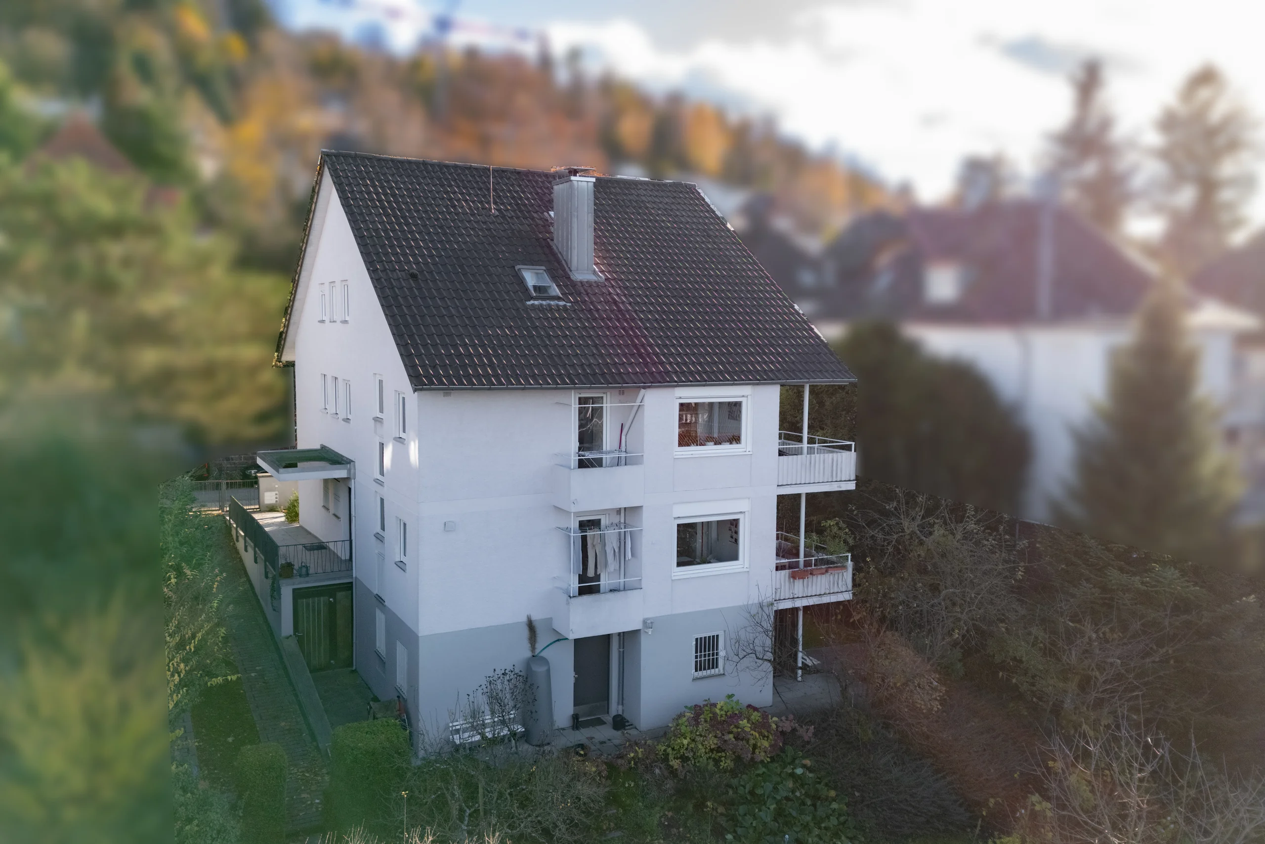 KA-Durlach / gepflegtes MFH mit drei Wohnungen, Balkonen und Gartengrundstück in ruhiger Halbhöhenlage am Turmberg