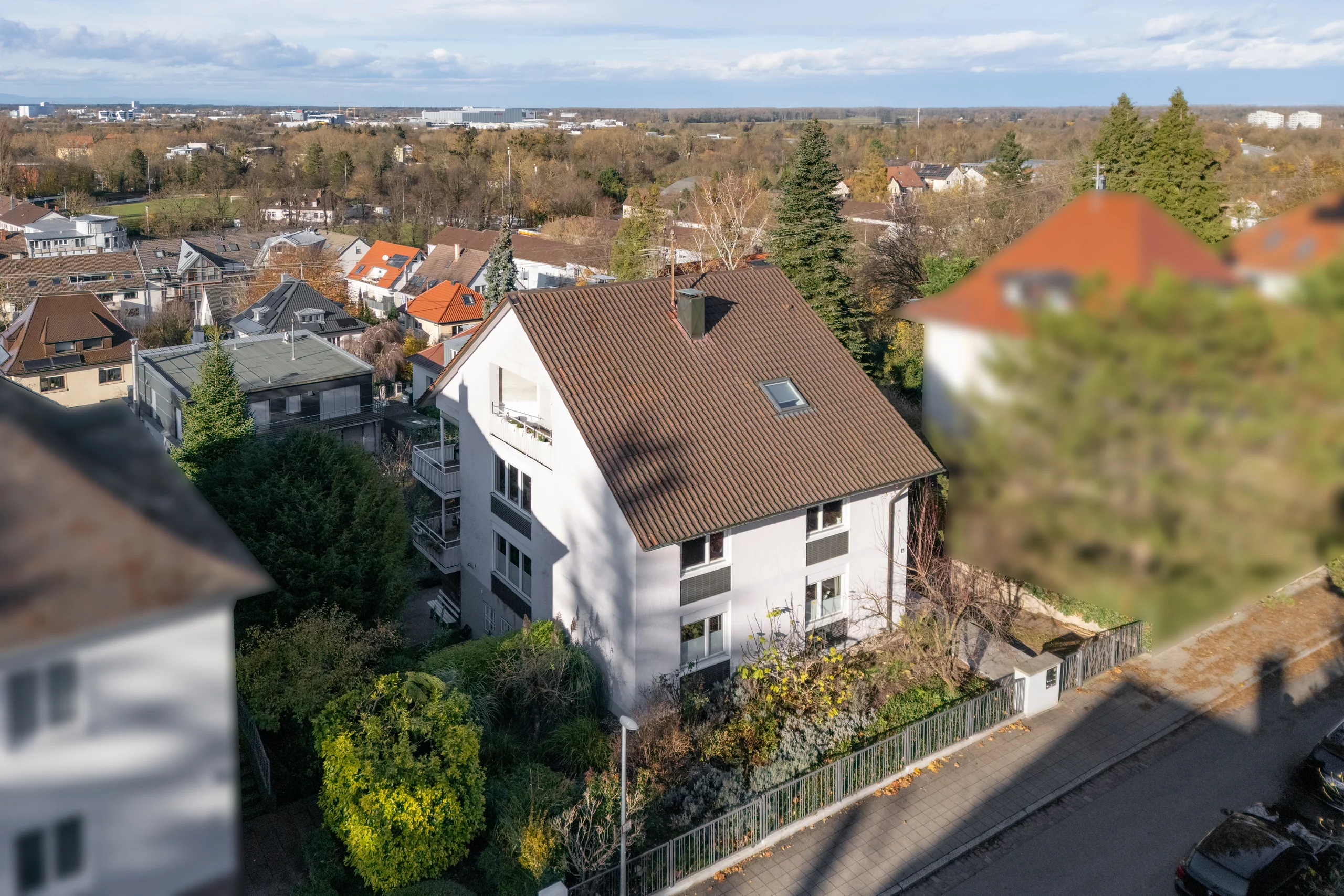 KA-Durlach / gepflegtes MFH mit drei Wohnungen, Balkonen und Gartengrundstück in ruhiger Halbhöhenlage am Turmberg
