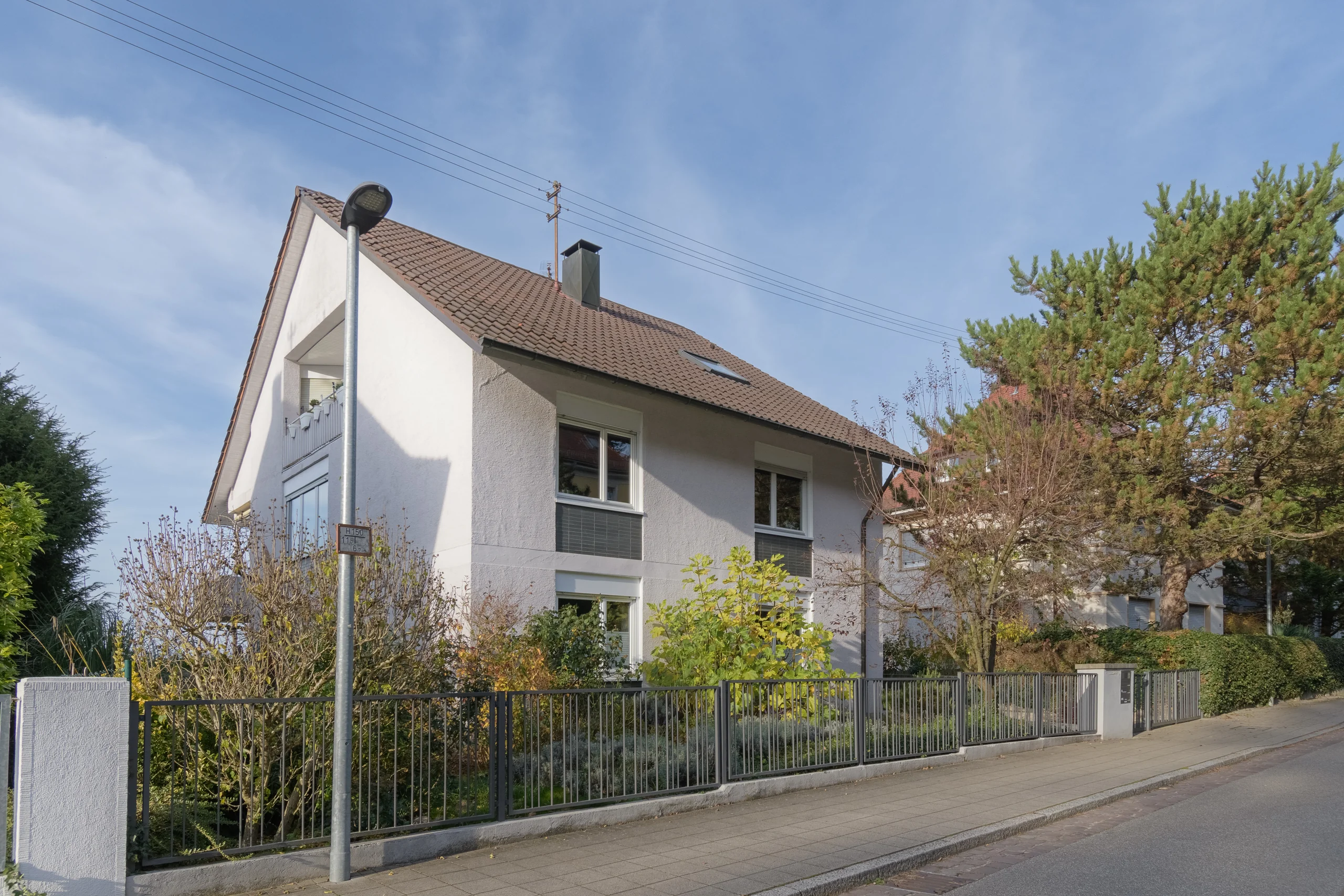 KA-Durlach / gepflegtes MFH mit drei Wohnungen, Balkonen und Gartengrundstück in ruhiger Halbhöhenlage am Turmberg