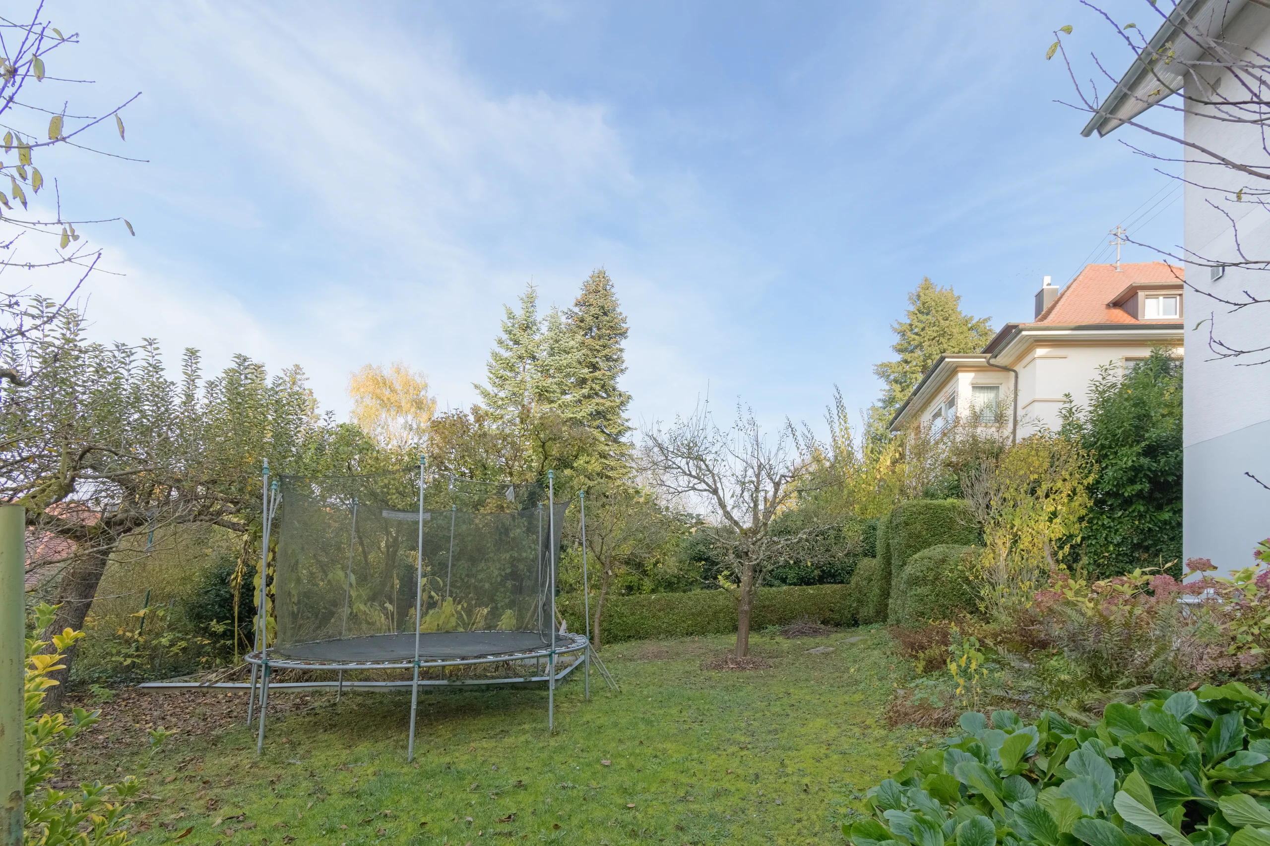 KA-Durlach / gepflegtes MFH mit drei Wohnungen, Balkonen und Gartengrundstück in ruhiger Halbhöhenlage am Turmberg