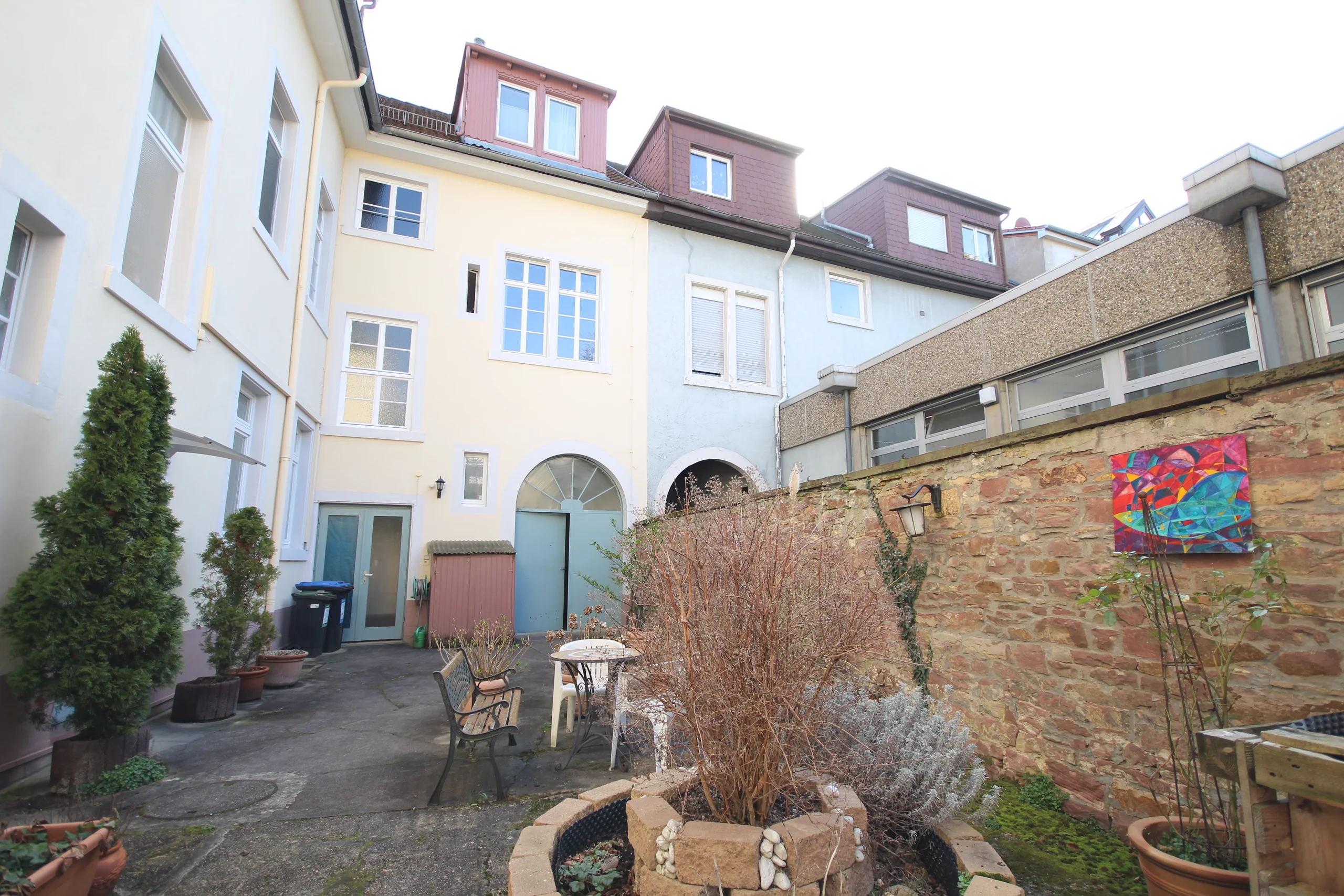 Stilvolles Mehrfamilienhaus mit sechs Einheiten in unmittelbarer Nähe zum Karlsruher Schloss / KA-Innenstadt-West