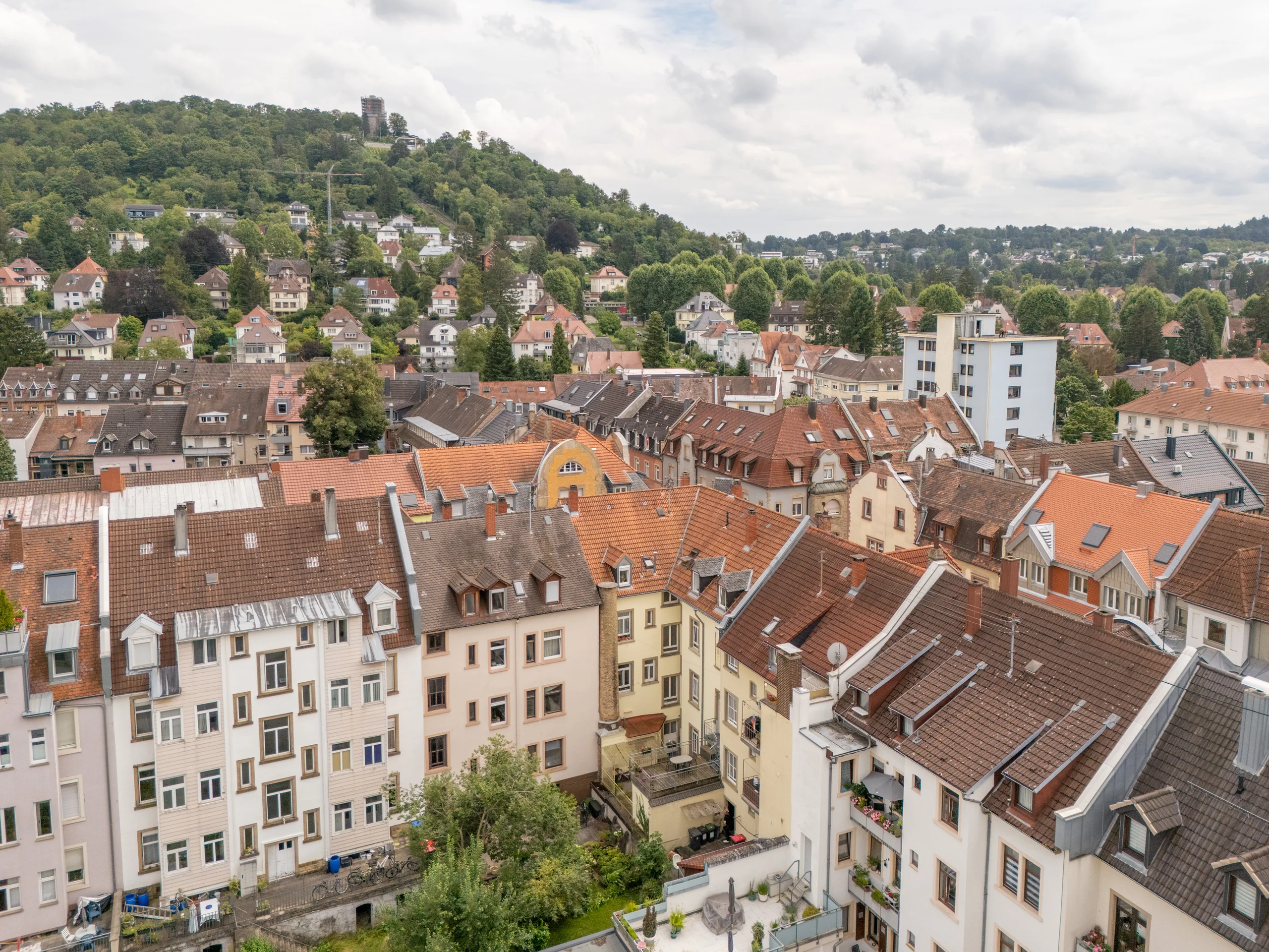 KA-Durlach / stilvolles und gepflegtes MFH mit vier Wohnungen, Garten, Innenhof und Speicherfläche / vermietet