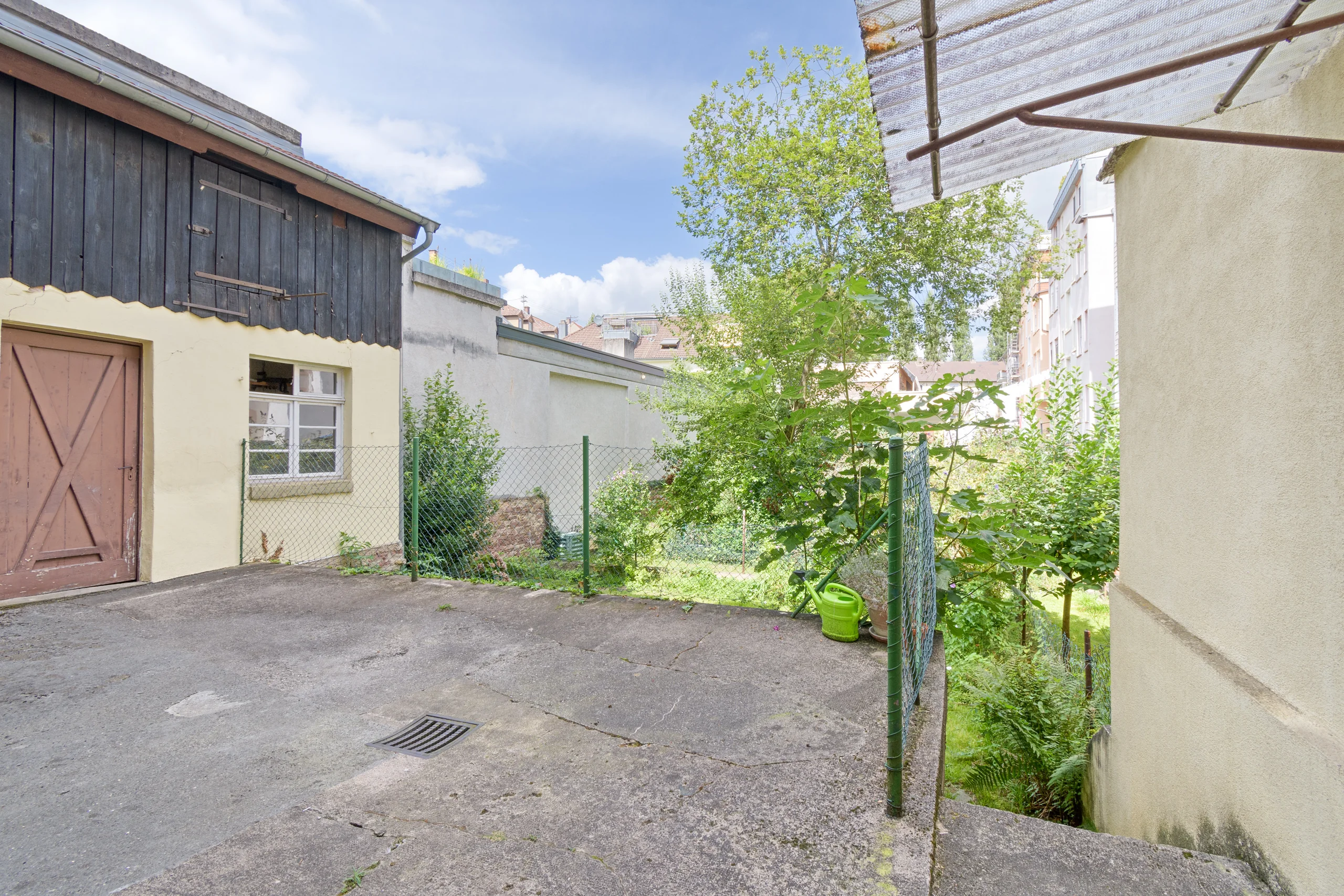 KA-Durlach / stilvolles und gepflegtes MFH mit vier Wohnungen, Garten, Innenhof und Speicherfläche / vermietet