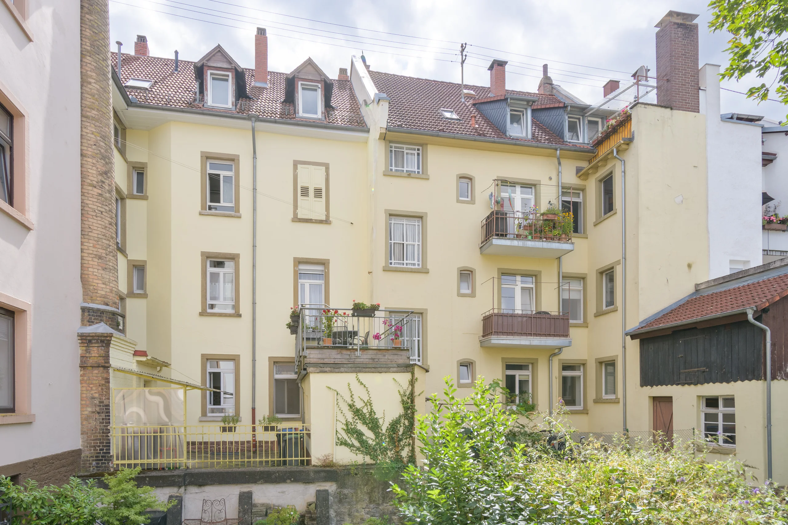 KA-Durlach / stilvolles und gepflegtes MFH mit vier Wohnungen, Garten, Innenhof und Speicherfläche / vermietet