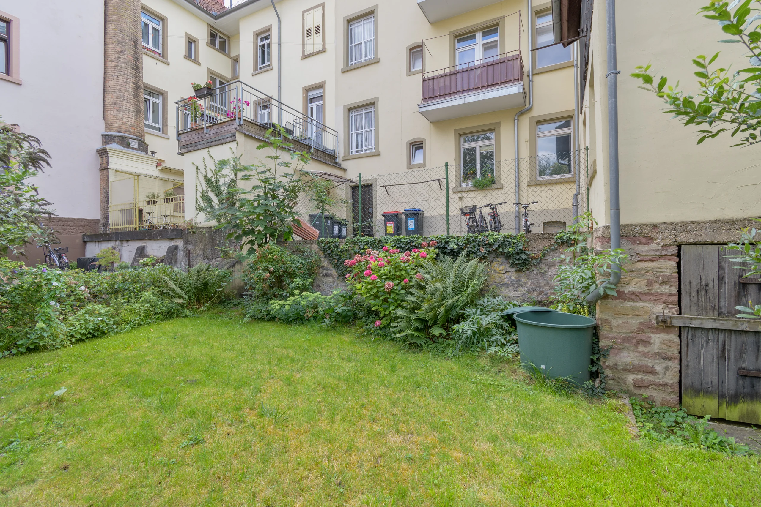 KA-Durlach / stilvolles und gepflegtes MFH mit vier Wohnungen, Garten, Innenhof und Speicherfläche / vermietet