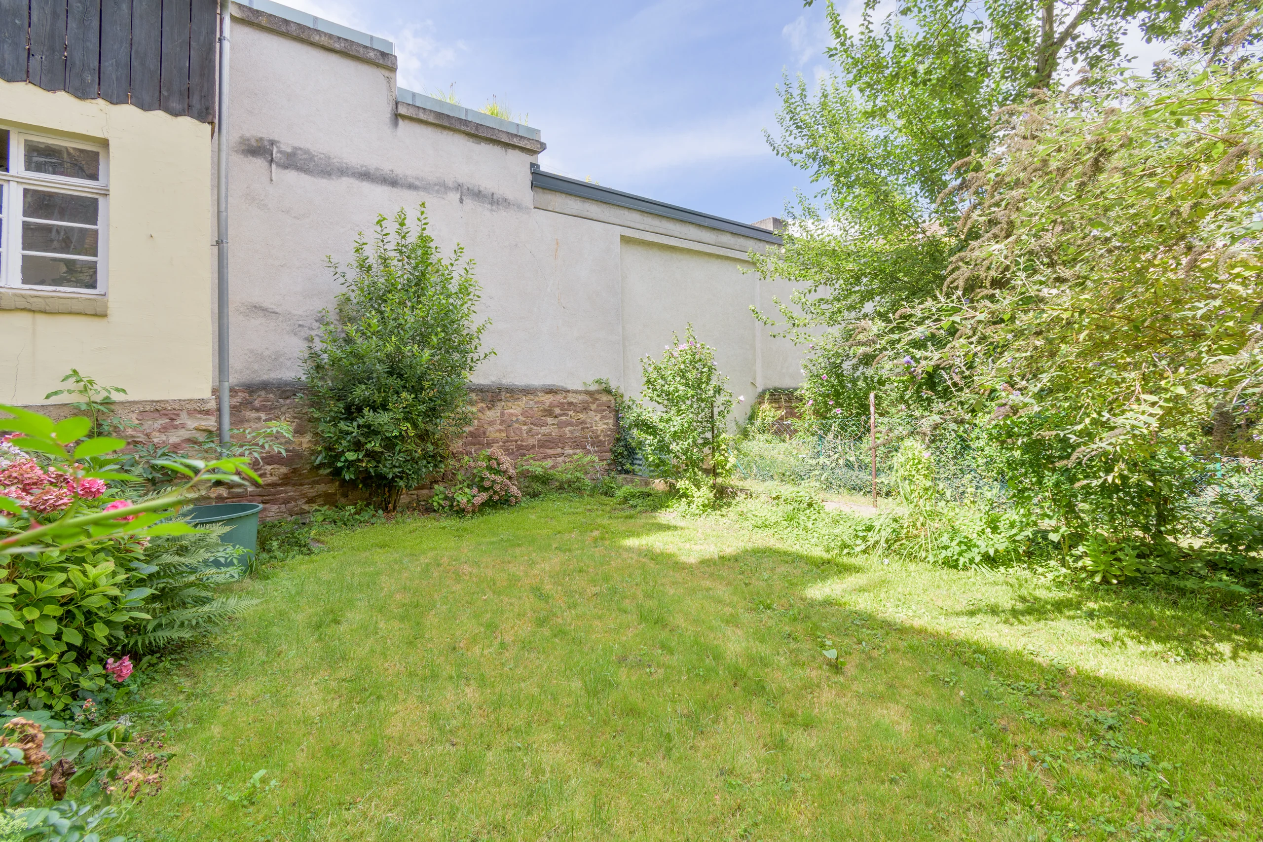 KA-Durlach / stilvolles und gepflegtes MFH mit vier Wohnungen, Garten, Innenhof und Speicherfläche / vermietet
