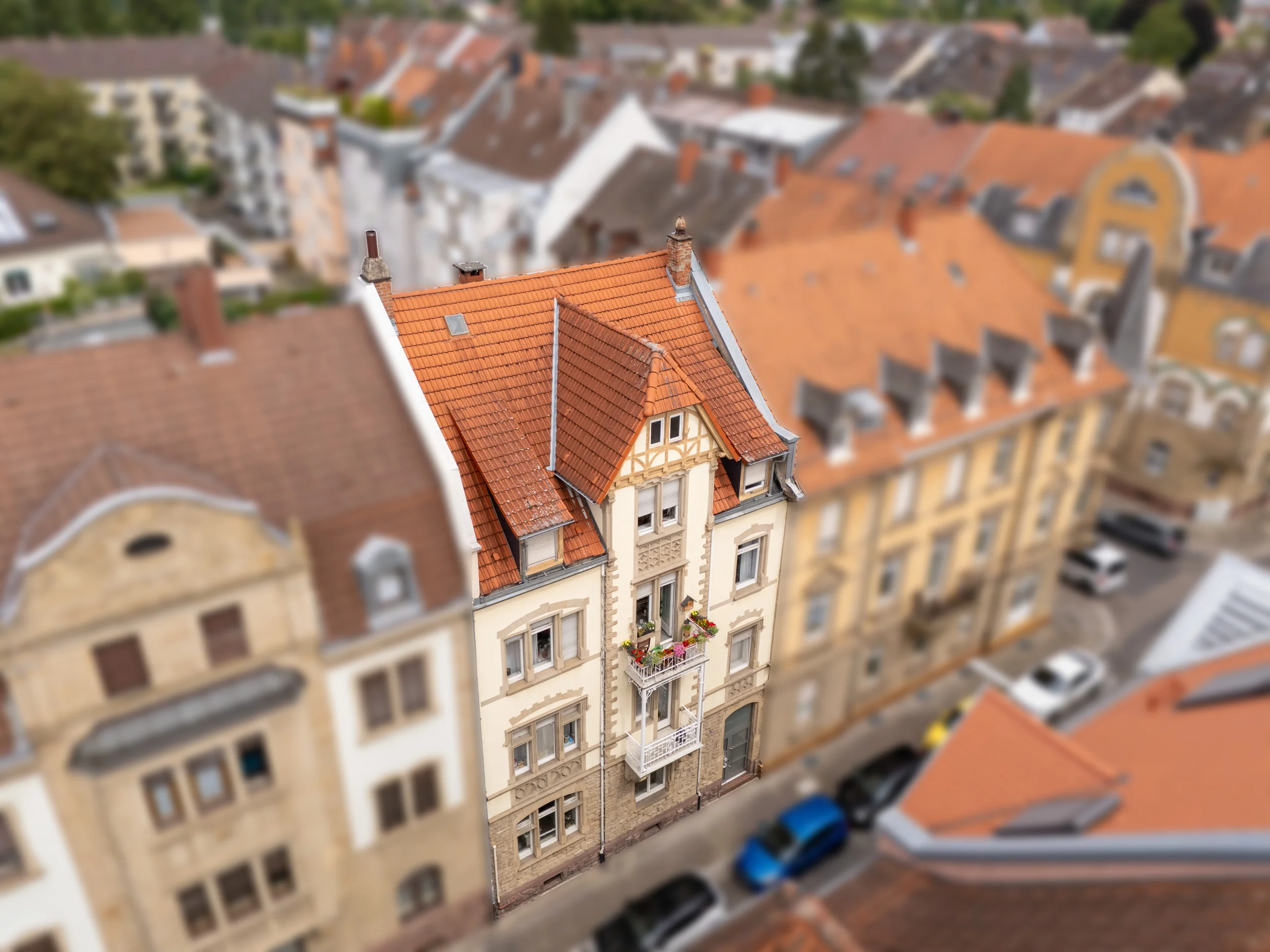 KA-Durlach / stilvolles und gepflegtes MFH mit vier Wohnungen, Garten, Innenhof und Speicherfläche / vermietet