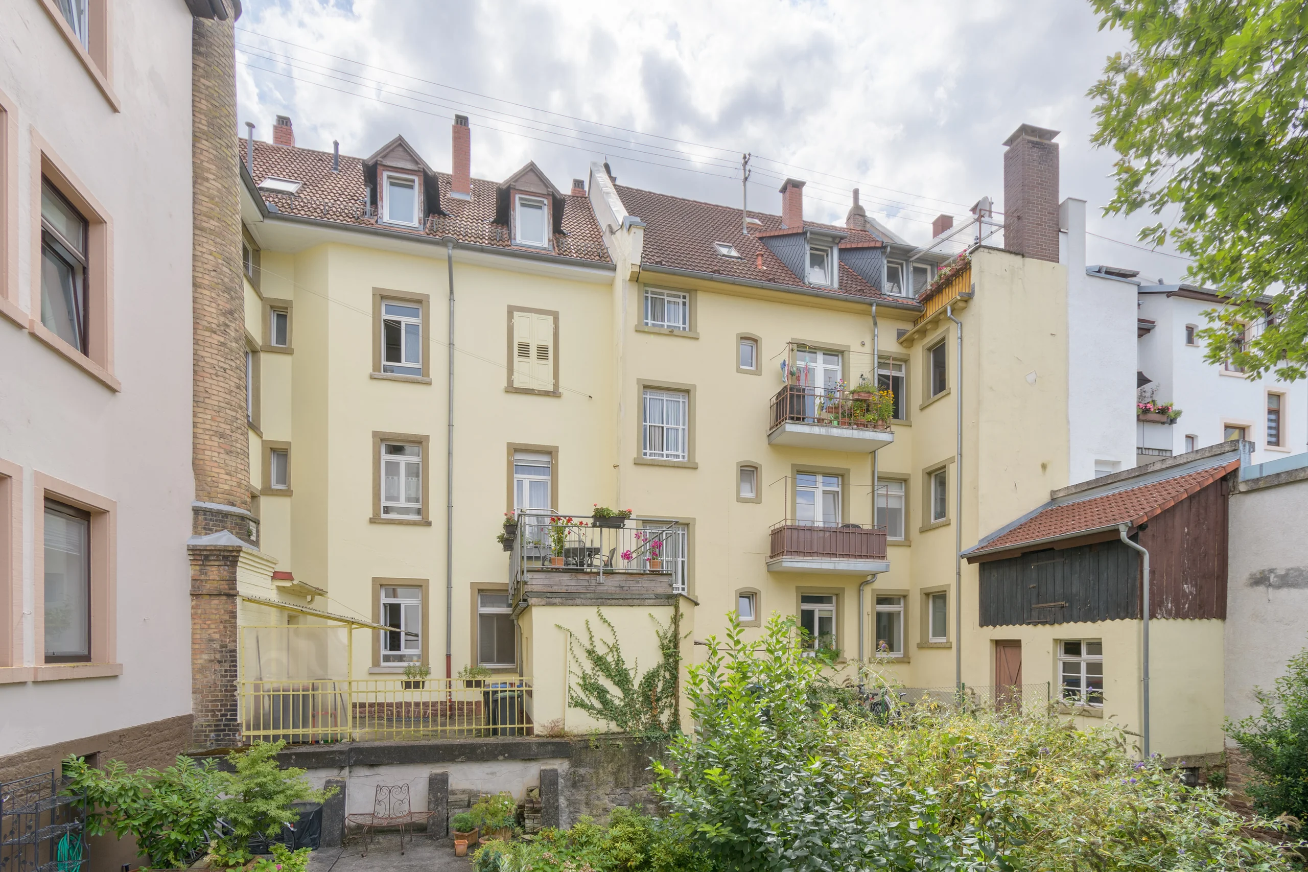 KA-Durlach / stilvolles und gepflegtes MFH mit vier Wohnungen, Garten, Innenhof und Speicherfläche / vermietet