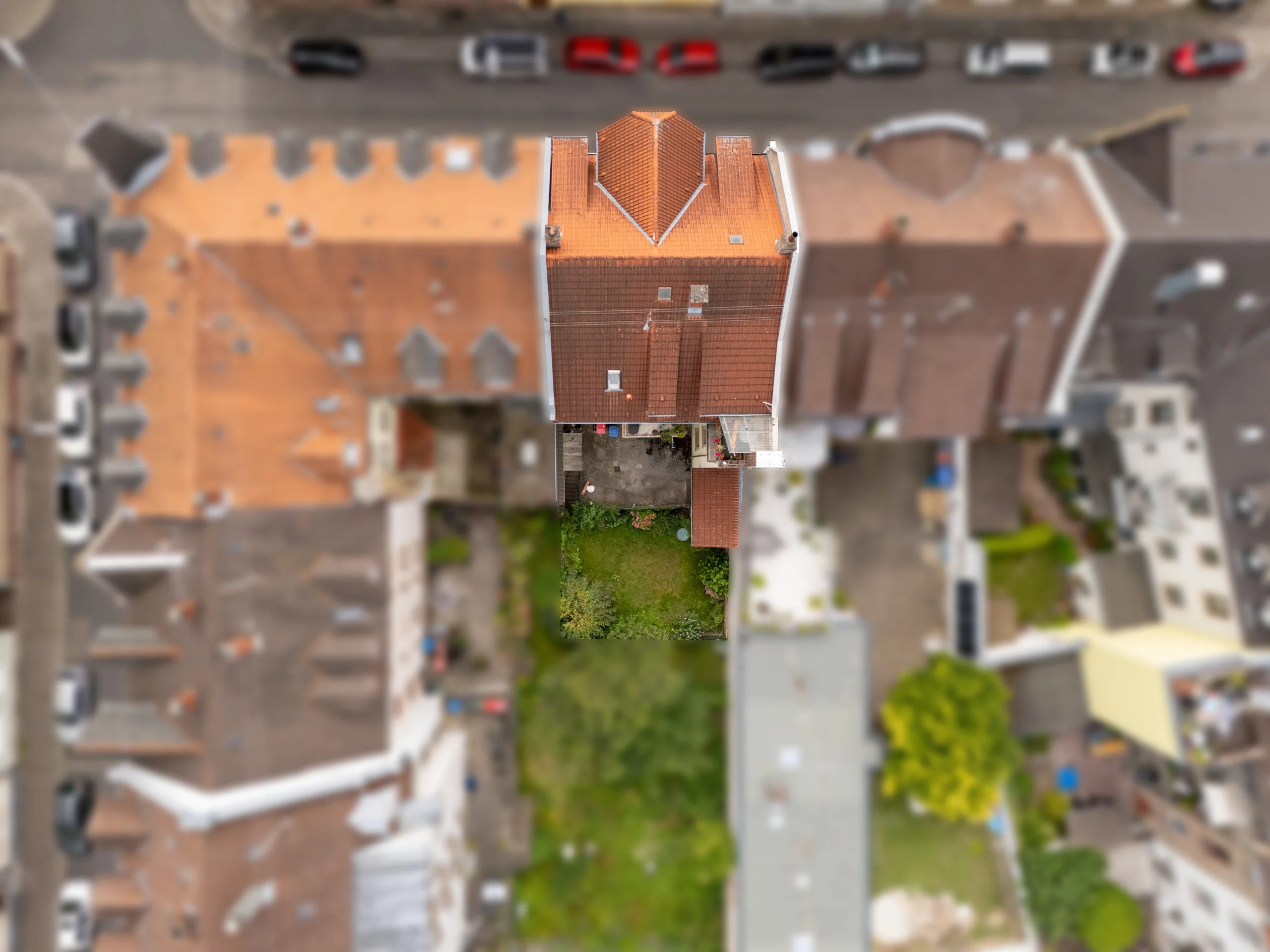 KA-Durlach / stilvolles und gepflegtes MFH mit vier Wohnungen, Garten, Innenhof und Speicherfläche / vermietet