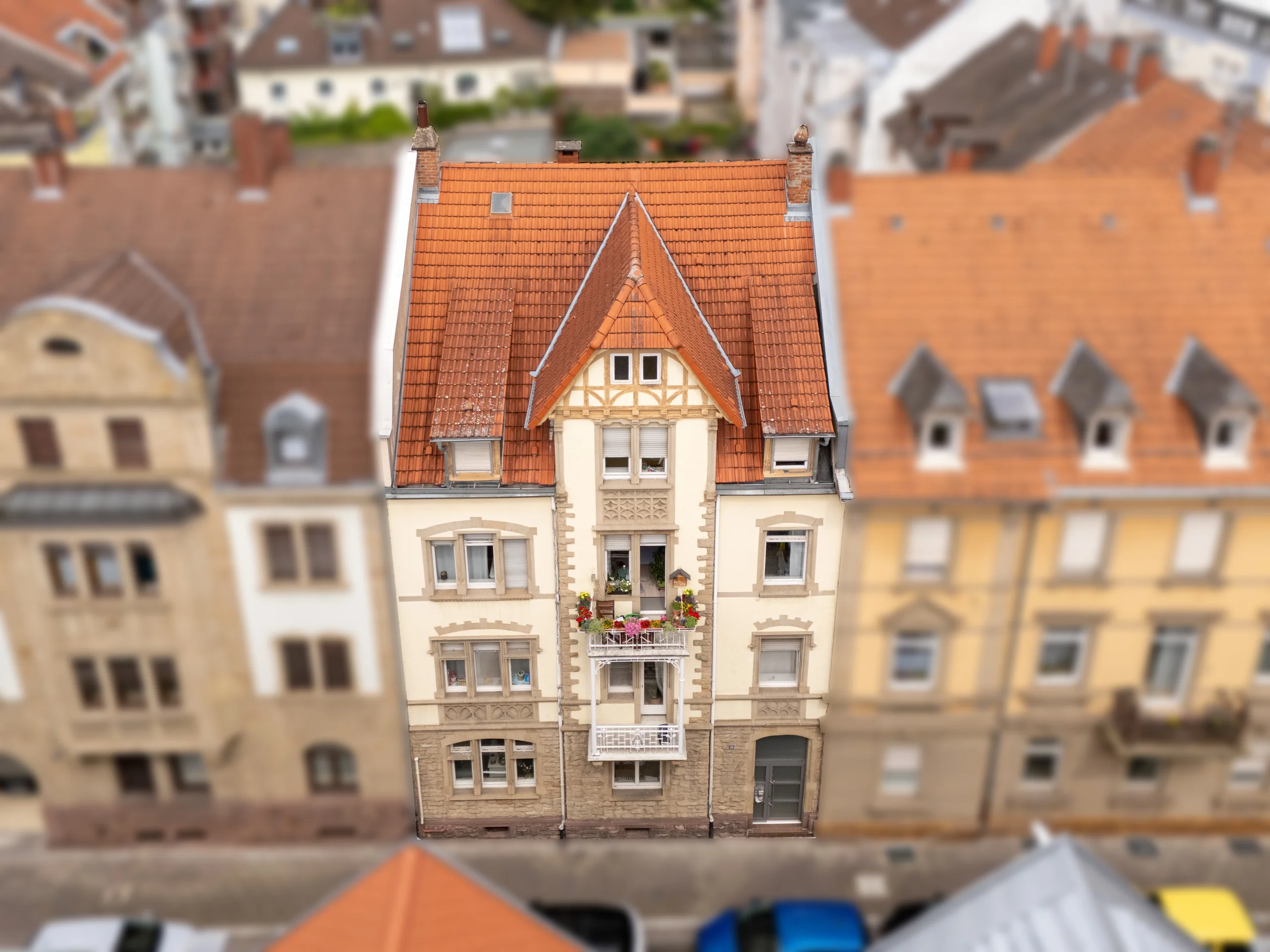 KA-Durlach / stilvolles und gepflegtes MFH mit vier Wohnungen, Garten, Innenhof und Speicherfläche / vermietet