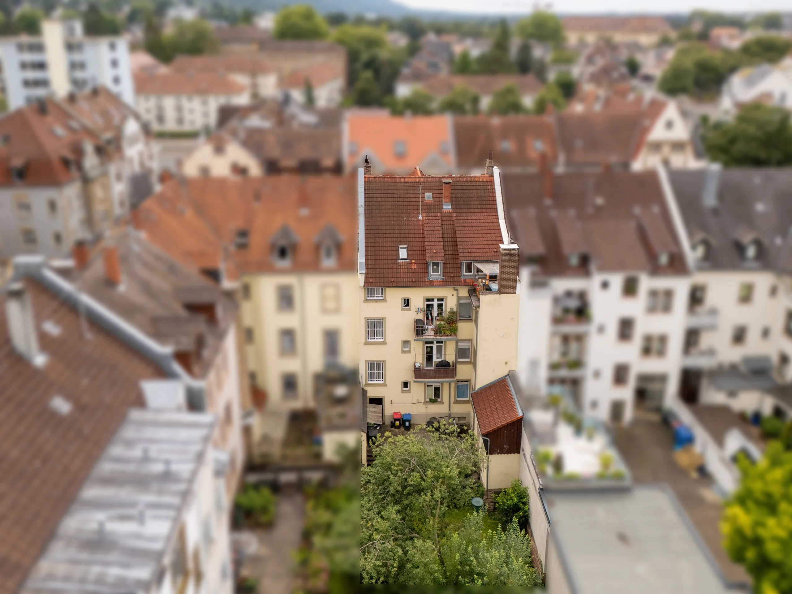 KA-Durlach / stilvolles und gepflegtes MFH mit vier Wohnungen, Garten, Innenhof und Speicherfläche / vermietet