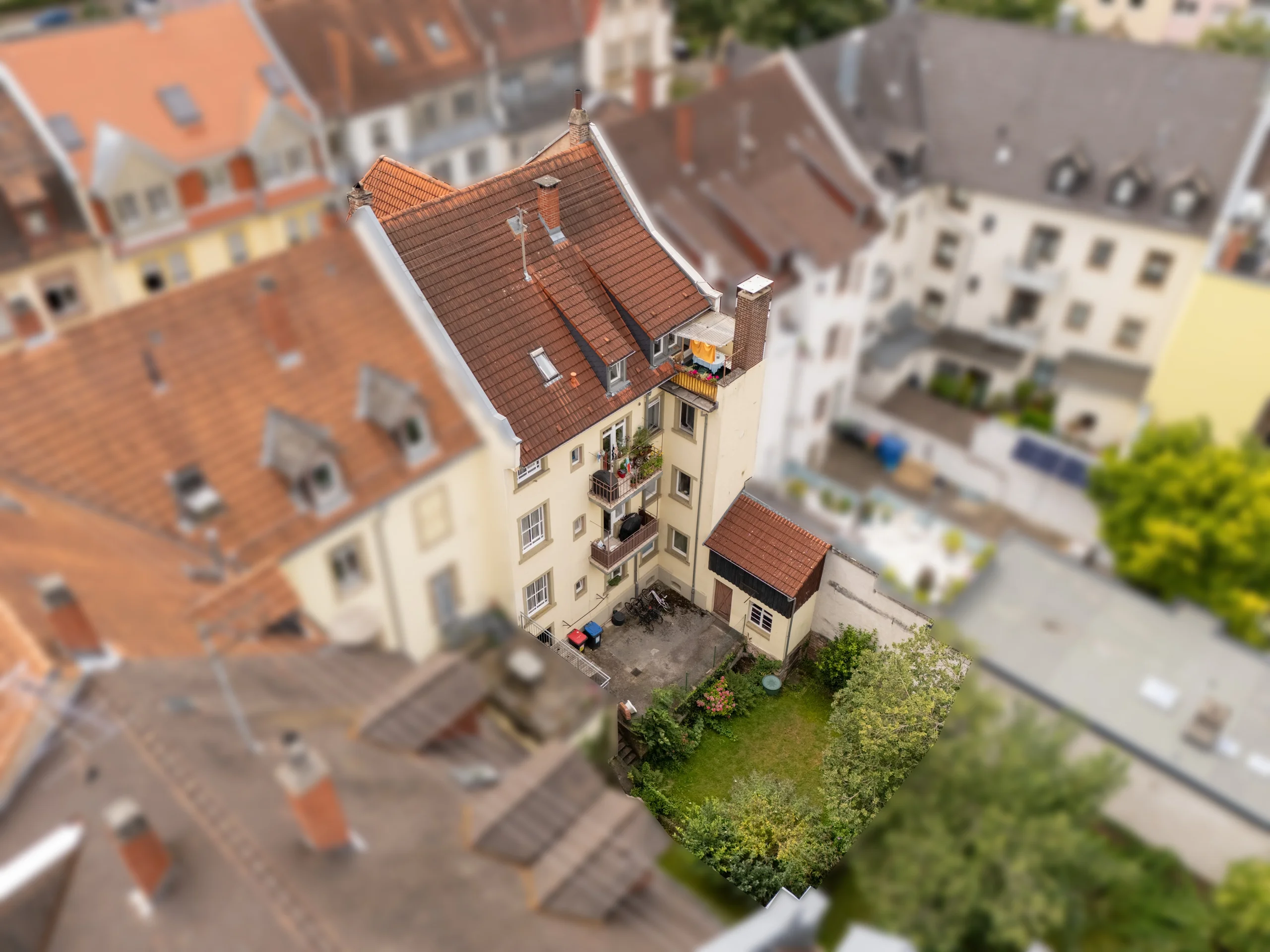 KA-Durlach / stilvolles und gepflegtes MFH mit vier Wohnungen, Garten, Innenhof und Speicherfläche / vermietet