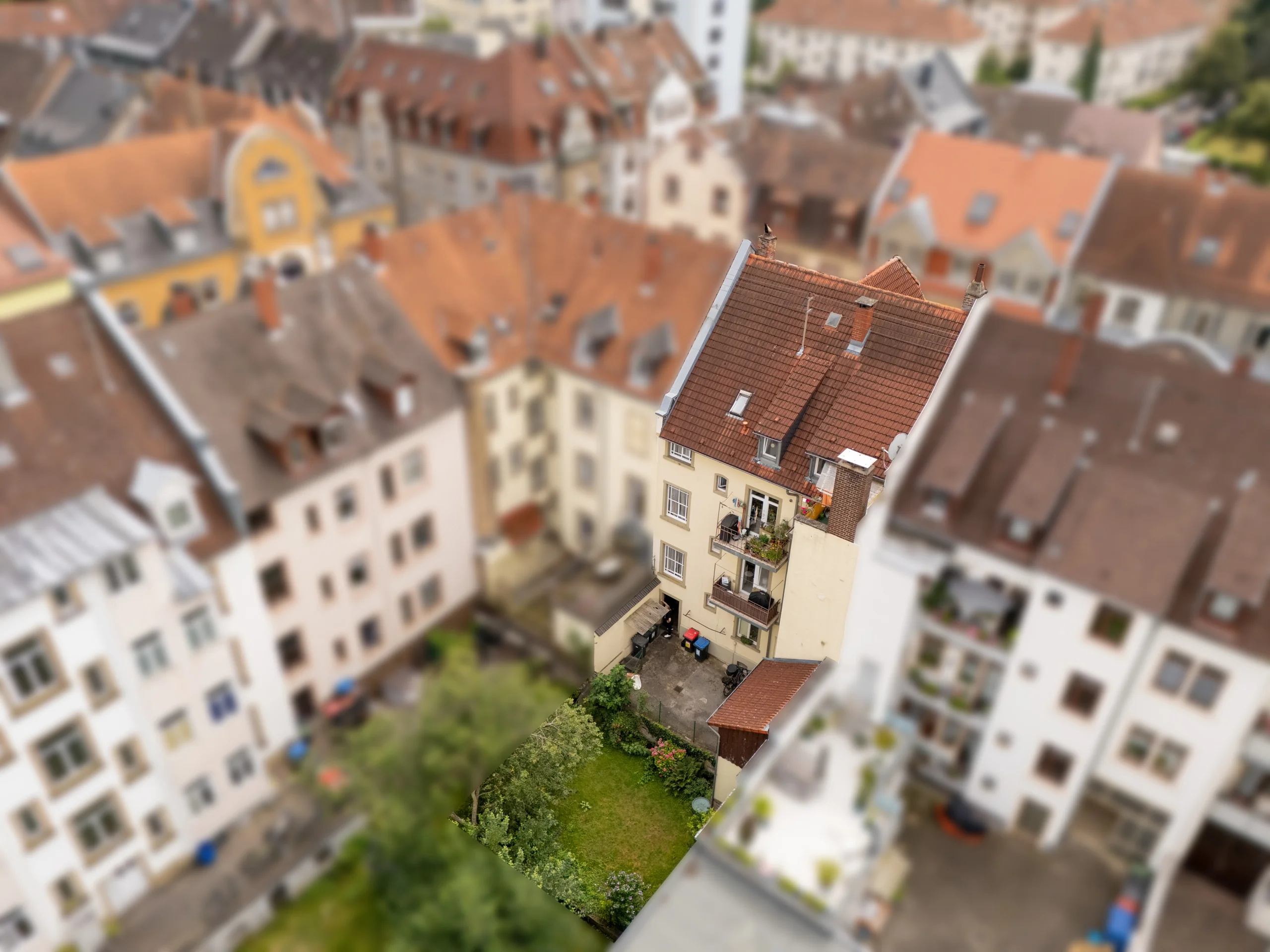 KA-Durlach / stilvolles und gepflegtes MFH mit vier Wohnungen, Garten, Innenhof und Speicherfläche / vermietet