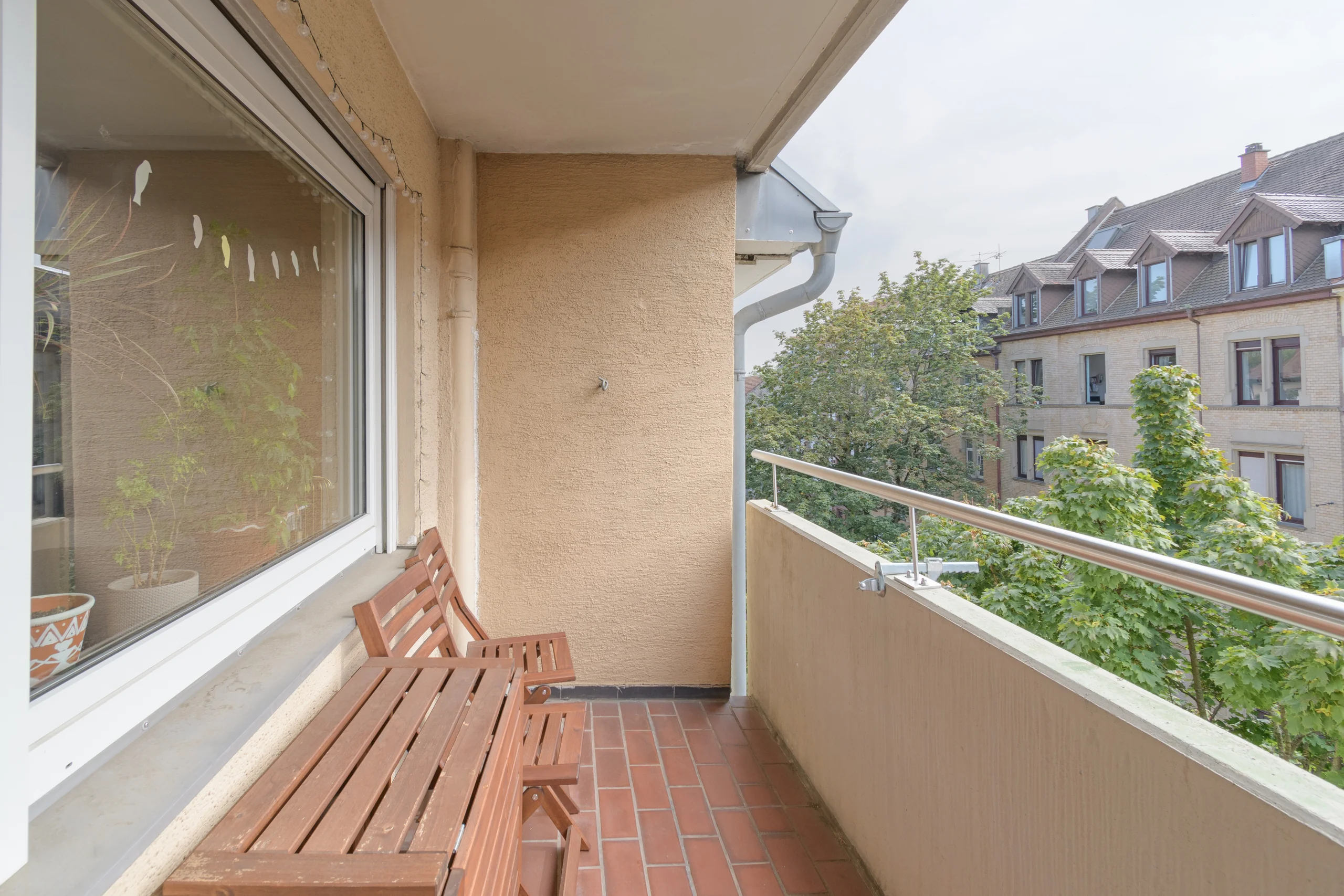 KA-Oststadt / gemütliche 2-Zi-Whg mit Balkon, EBK, Aufzug und KFZ-Stellplatz auf Erbpachtgrundstück / vermietet