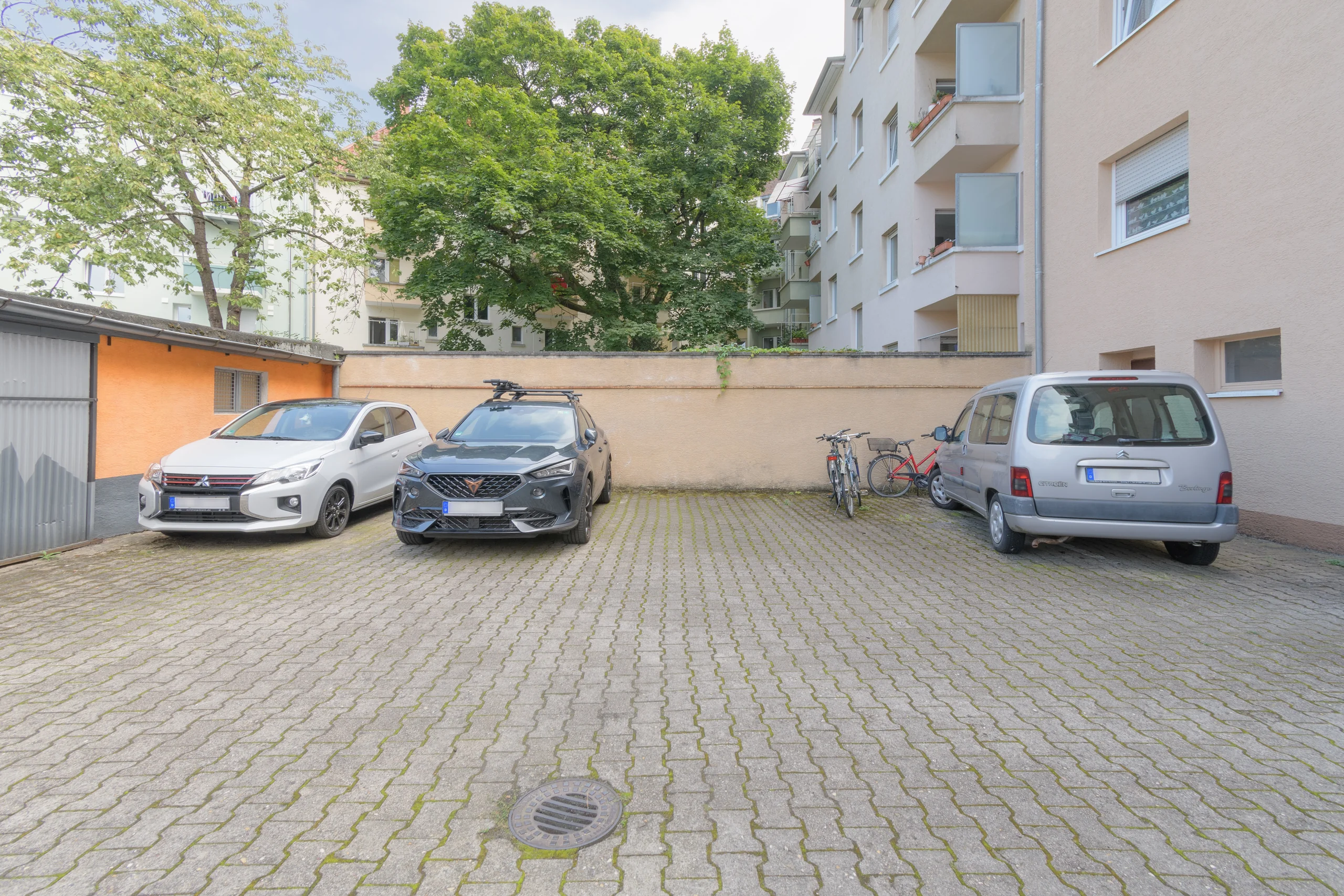 KA-Oststadt / gemütliche 2-Zi-Whg mit Balkon, EBK, Aufzug und KFZ-Stellplatz auf Erbpachtgrundstück / vermietet