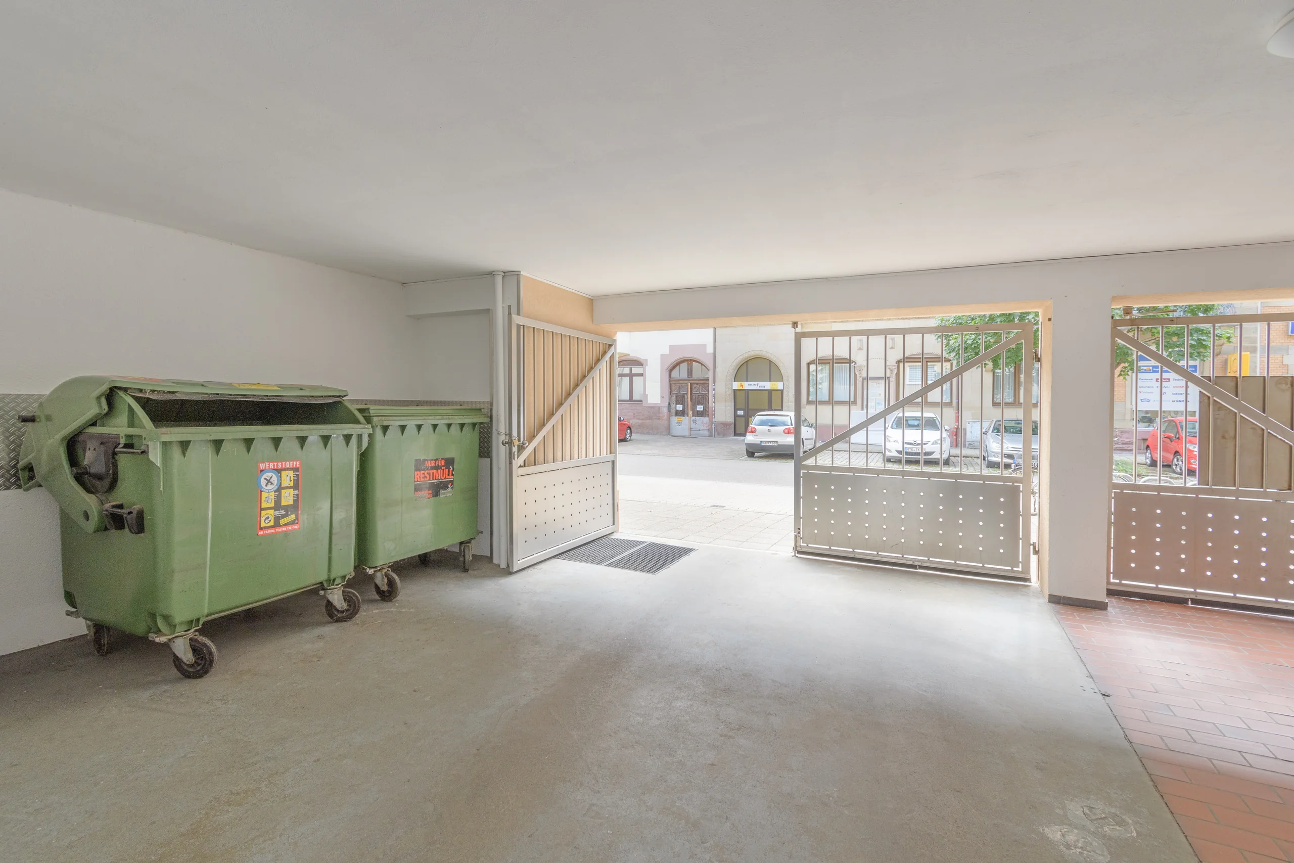 KA-Oststadt / gemütliche 2-Zi-Whg mit Balkon, EBK, Aufzug und KFZ-Stellplatz auf Erbpachtgrundstück / vermietet
