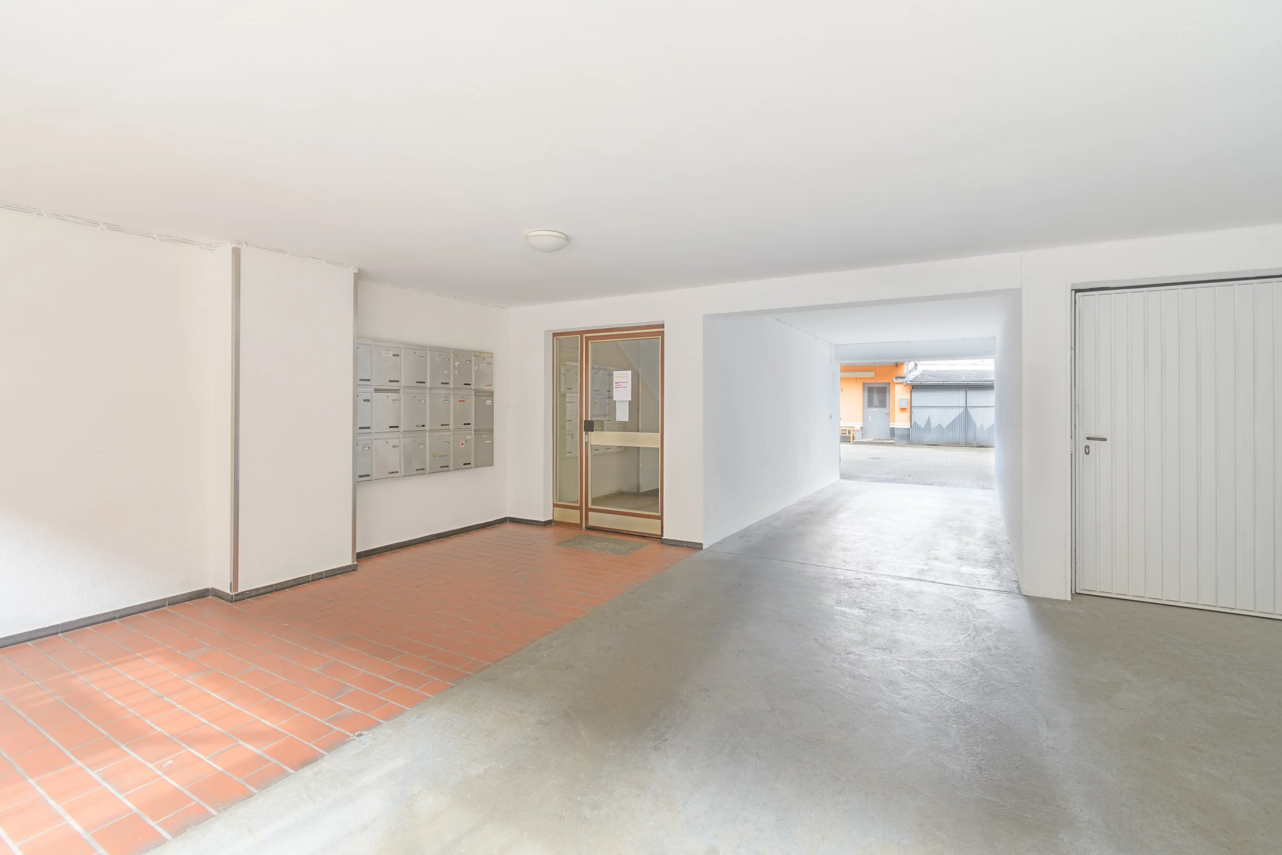KA-Oststadt / gemütliche 2-Zi-Whg mit Balkon, EBK, Aufzug und KFZ-Stellplatz auf Erbpachtgrundstück / vermietet