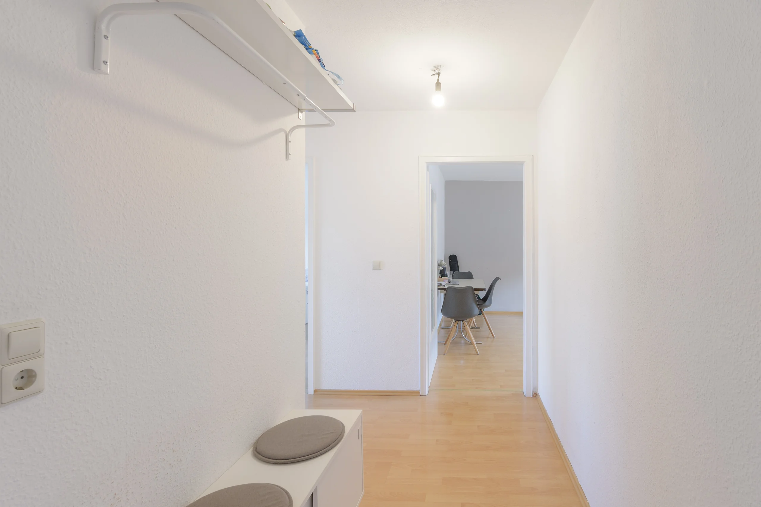 KA-Oststadt / gemütliche 2-Zi-Whg mit Balkon, EBK, Aufzug und KFZ-Stellplatz auf Erbpachtgrundstück / vermietet