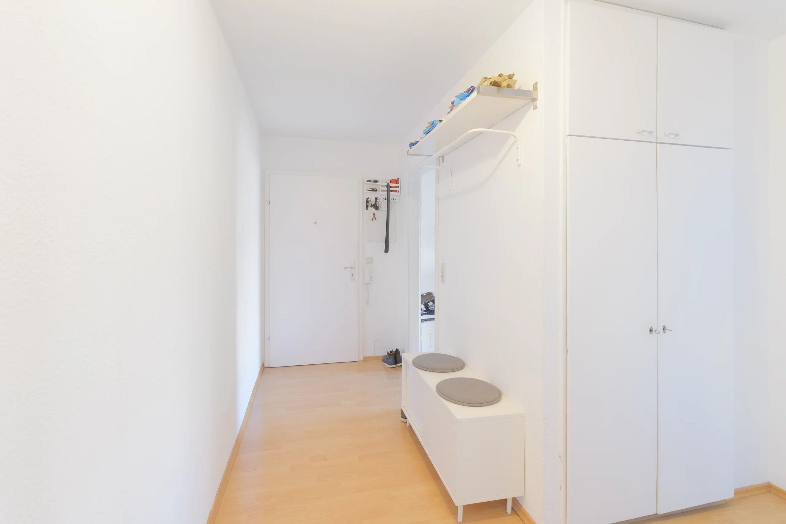 KA-Oststadt / gemütliche 2-Zi-Whg mit Balkon, EBK, Aufzug und KFZ-Stellplatz auf Erbpachtgrundstück / vermietet