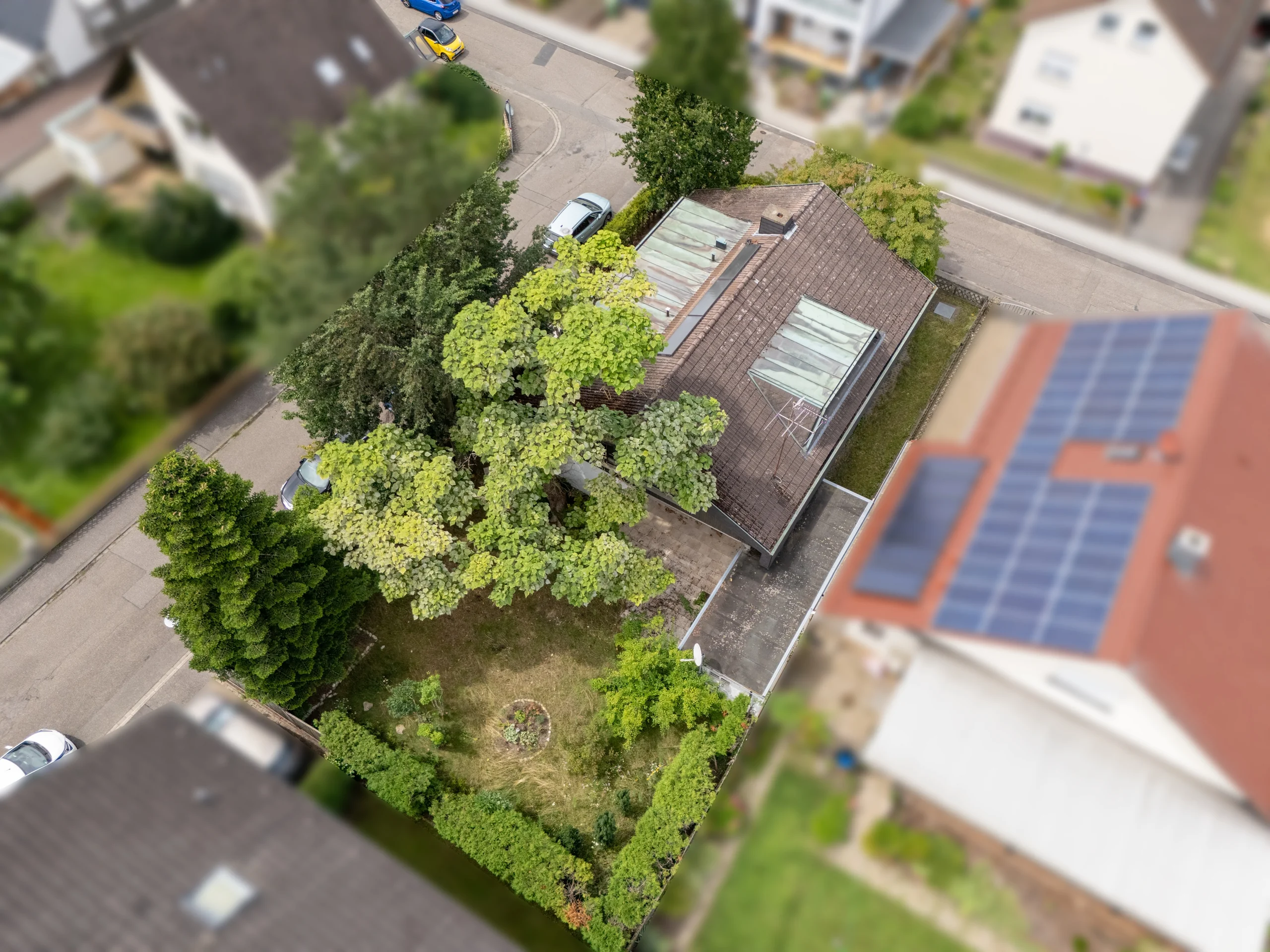 Ettlingen-Bruchhausen / geräumiges Einfamilienhaus mit Garten, Garage, Hobbyraum & Büroräumen