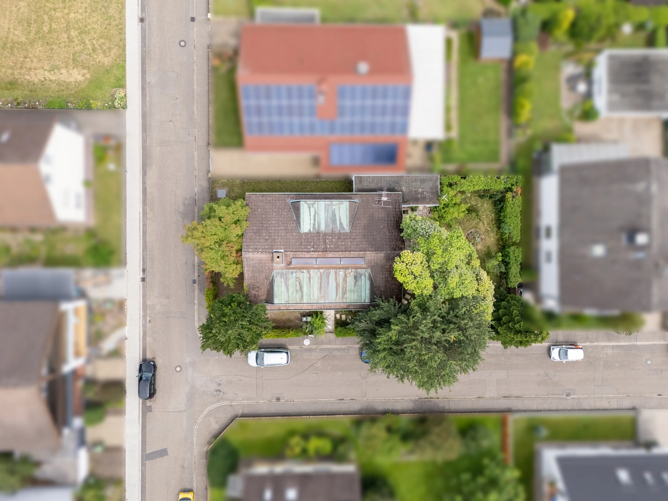 Ettlingen-Bruchhausen / geräumiges Einfamilienhaus mit Garten, Garage, Hobbyraum & Büroräumen