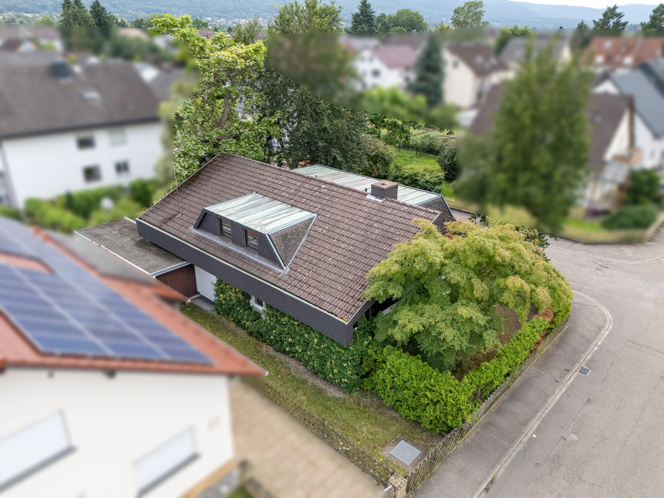 Ettlingen-Bruchhausen / geräumiges Einfamilienhaus mit Garten, Garage, Hobbyraum & Büroräumen