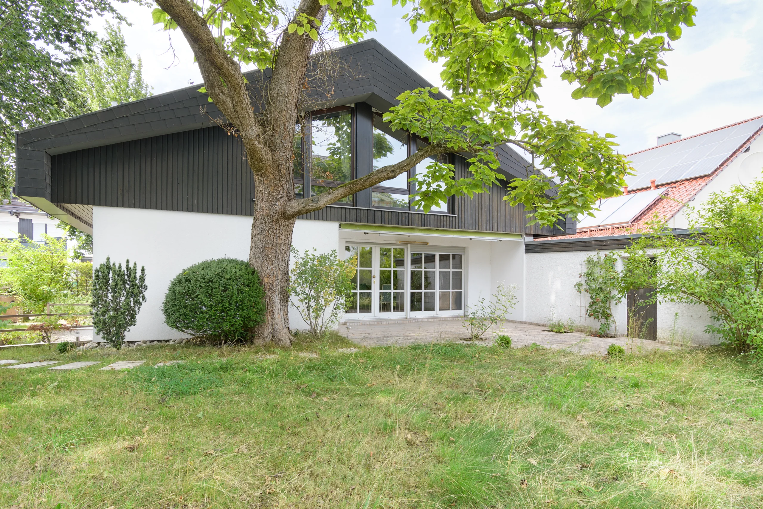 Ettlingen-Bruchhausen / geräumiges Einfamilienhaus mit Garten, Garage, Hobbyraum & Büroräumen