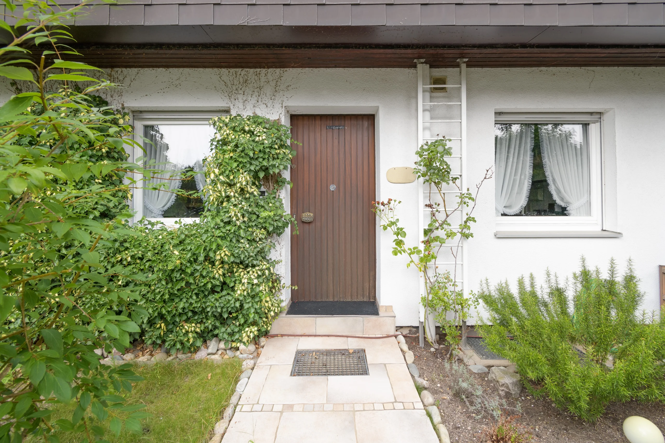 Ettlingen-Bruchhausen / geräumiges Einfamilienhaus mit Garten, Garage, Hobbyraum & Büroräumen