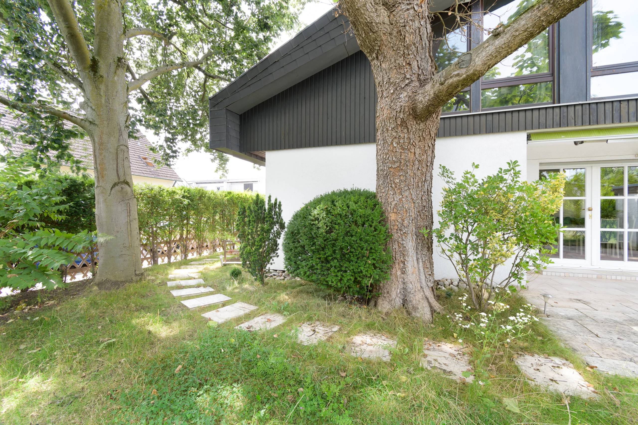 Ettlingen-Bruchhausen / geräumiges Einfamilienhaus mit Garten, Garage, Hobbyraum & Büroräumen