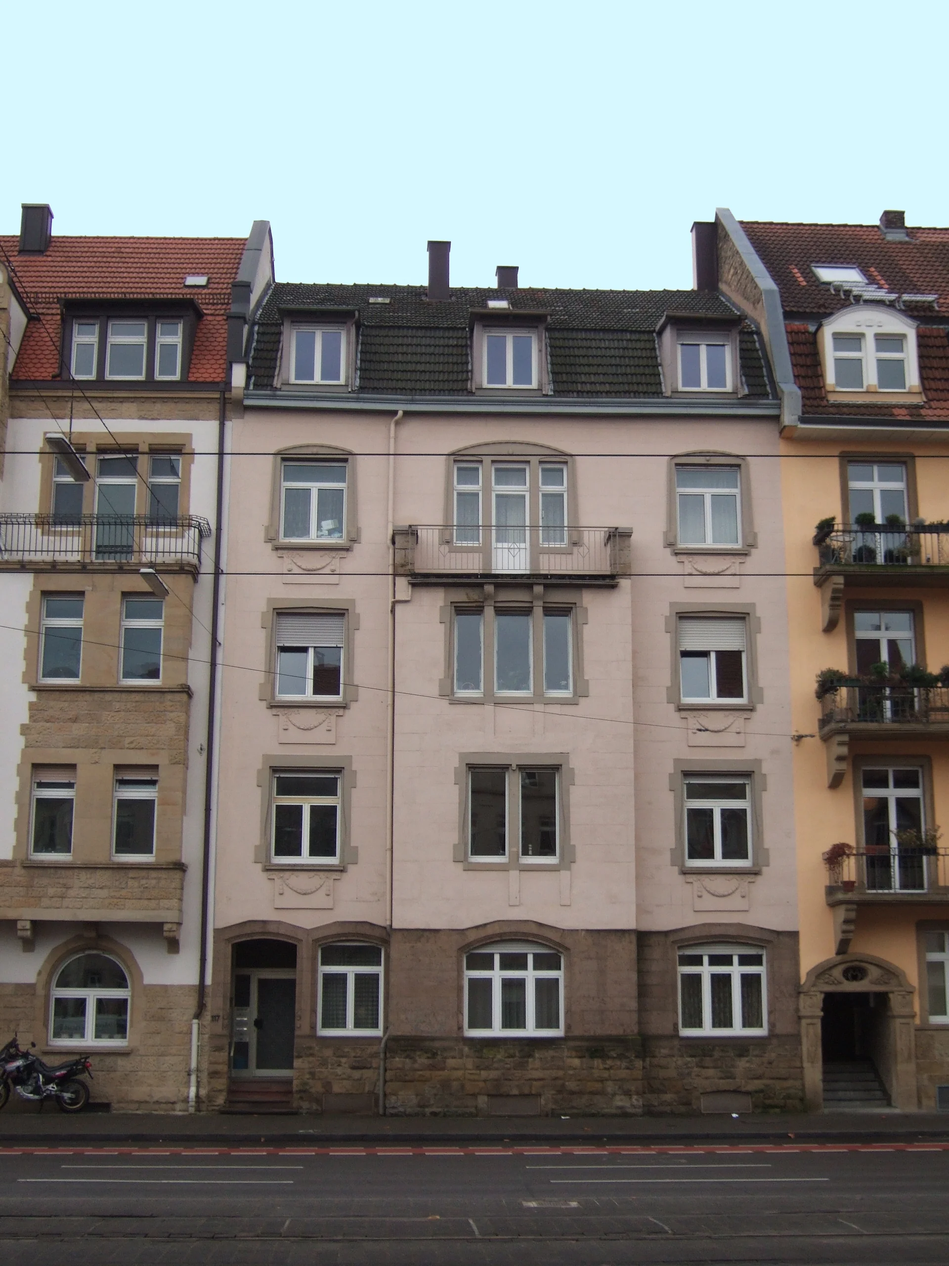 Solides 5-Familienhaus in der Weststadt von Karlsruhe