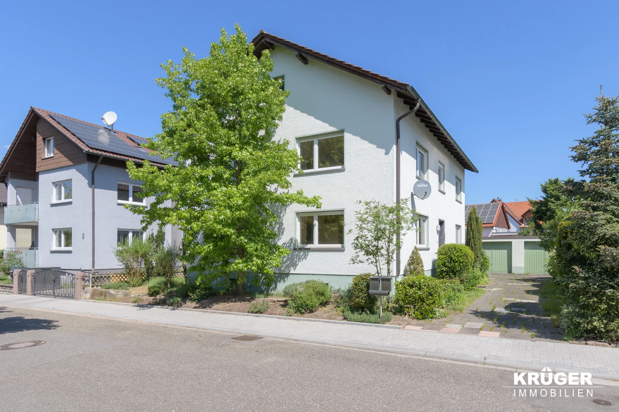 Eggenstein-Leopoldshafen / Zweifamilienhaus mit Garten und Doppelgarage in ruhiger Lage / bezugsfrei