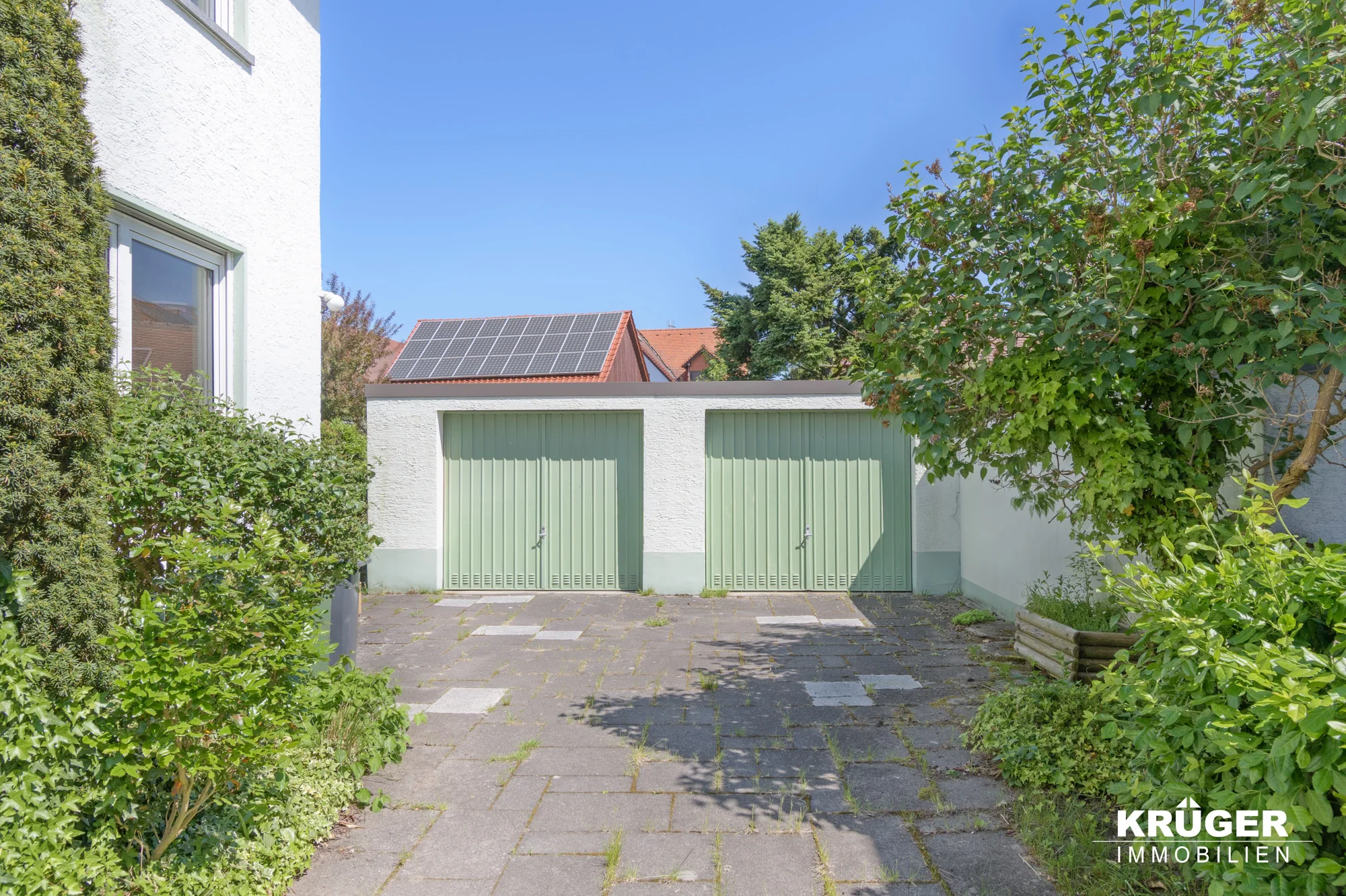 Eggenstein-Leopoldshafen / Zweifamilienhaus mit Garten und Doppelgarage in ruhiger Lage / bezugsfrei