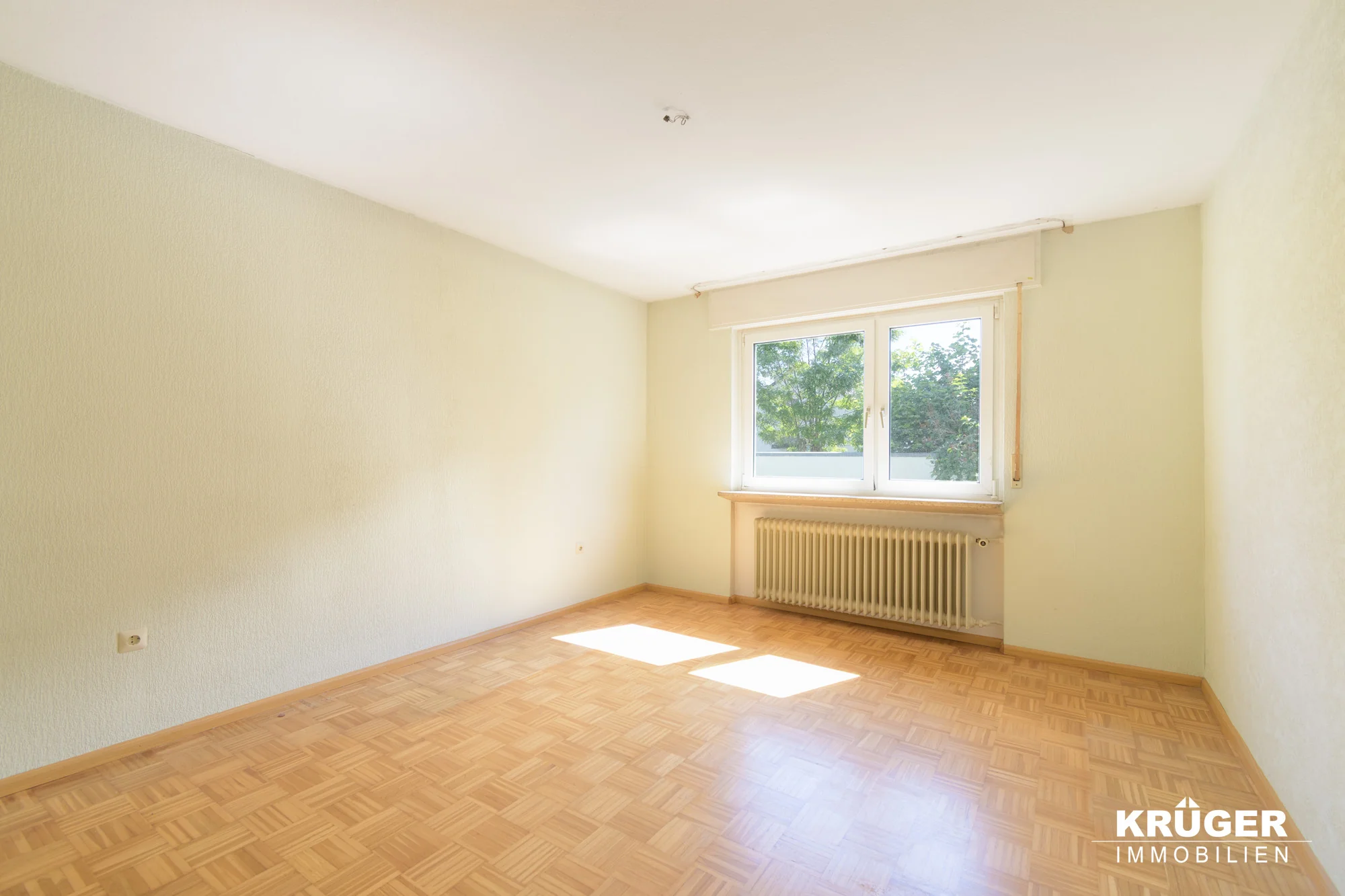 Eggenstein-Leopoldshafen / Zweifamilienhaus mit Garten und Doppelgarage in ruhiger Lage / bezugsfrei