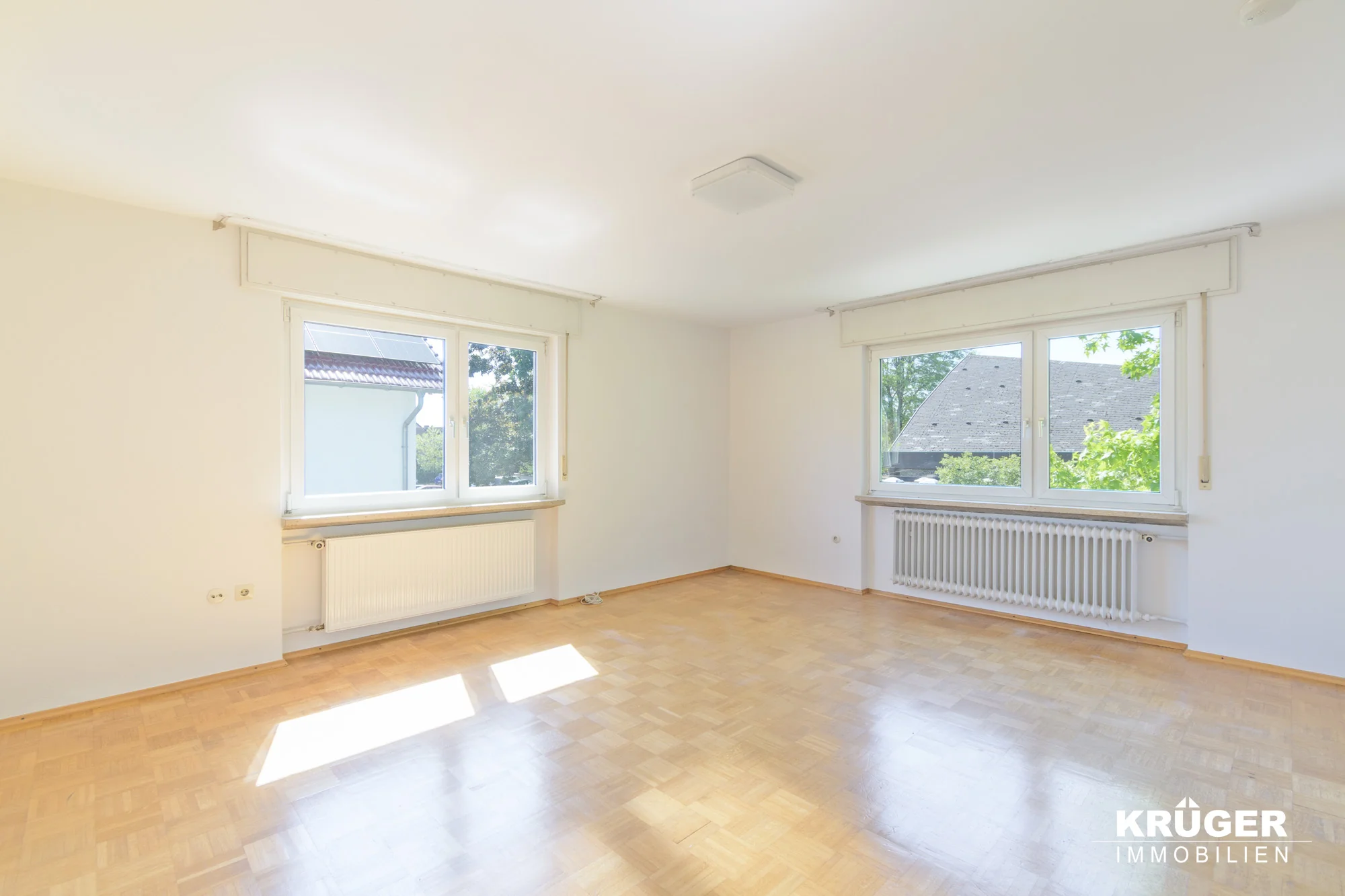 Eggenstein-Leopoldshafen / Zweifamilienhaus mit Garten und Doppelgarage in ruhiger Lage / bezugsfrei