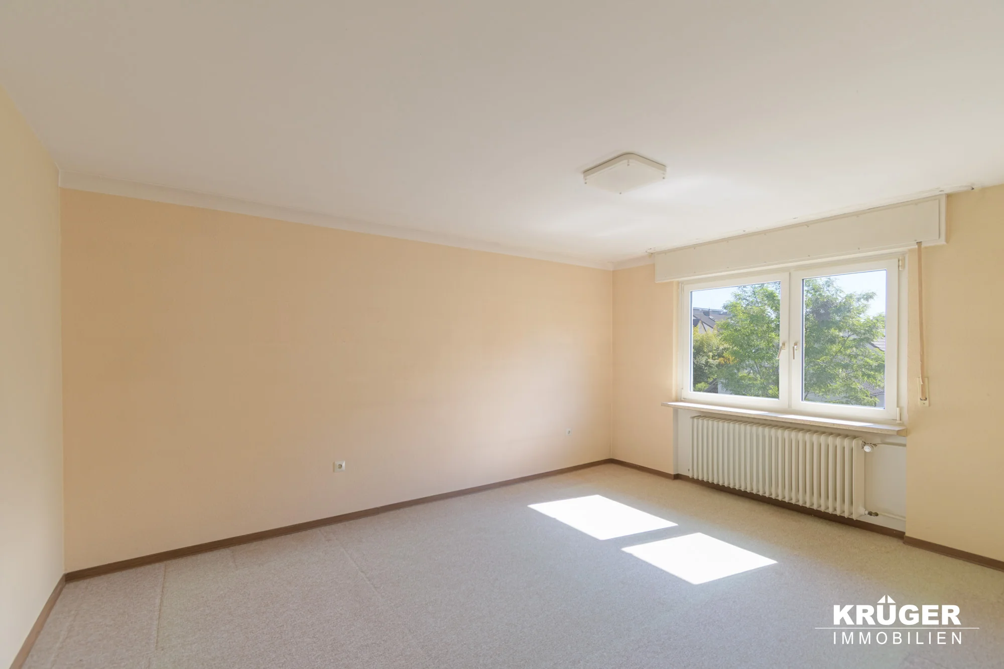 Eggenstein-Leopoldshafen / Zweifamilienhaus mit Garten und Doppelgarage in ruhiger Lage / bezugsfrei