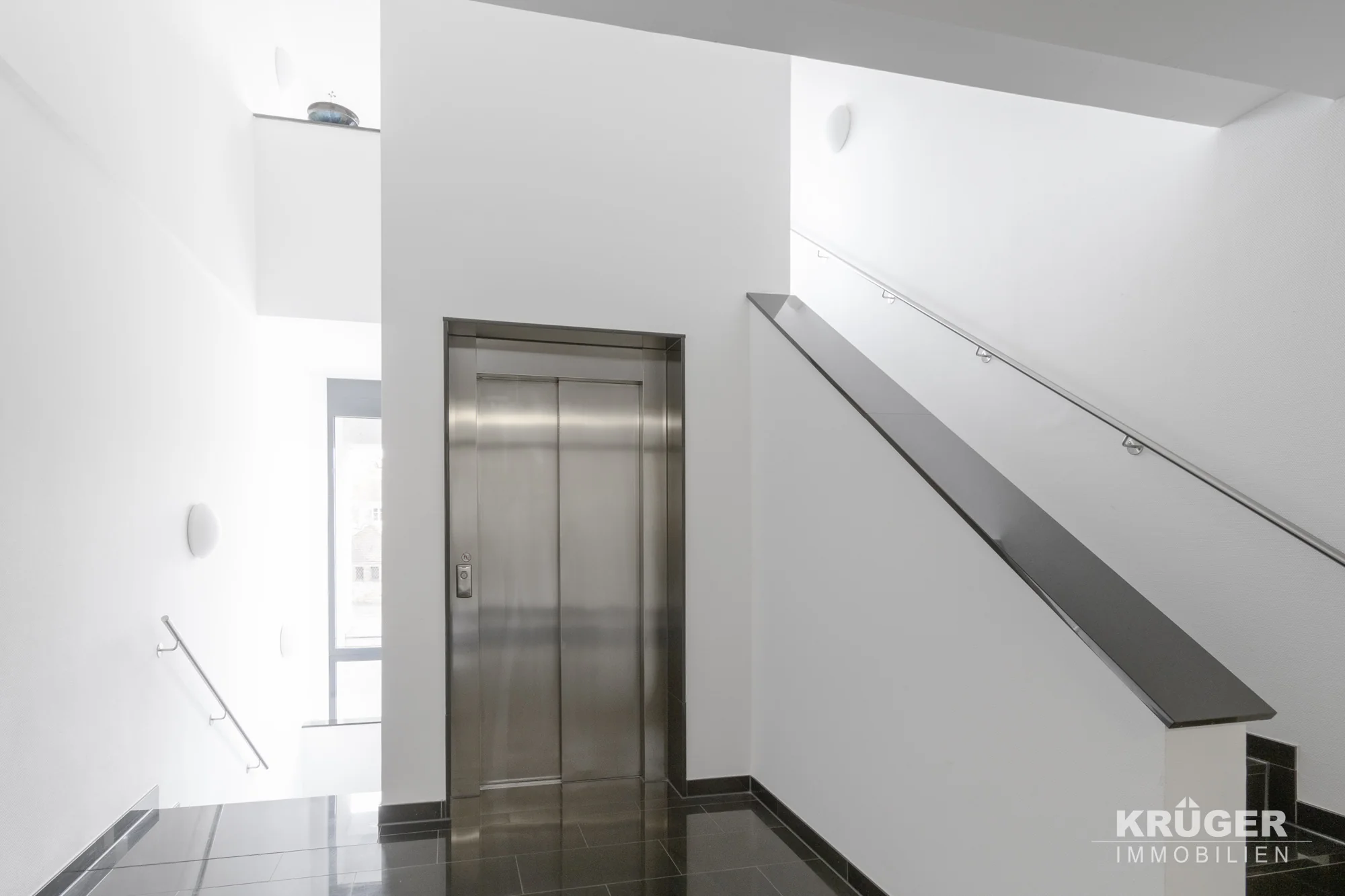 KA-Rüppurr / anspruchsvolle & großzügige Maisonette-Wohnung mit EBK, Balkon, Keller, TG- und KFZ-Stellplatz auf Erbpachtgrundstück / Wohnanlage „Alb-Aue“ / bezugsfrei
