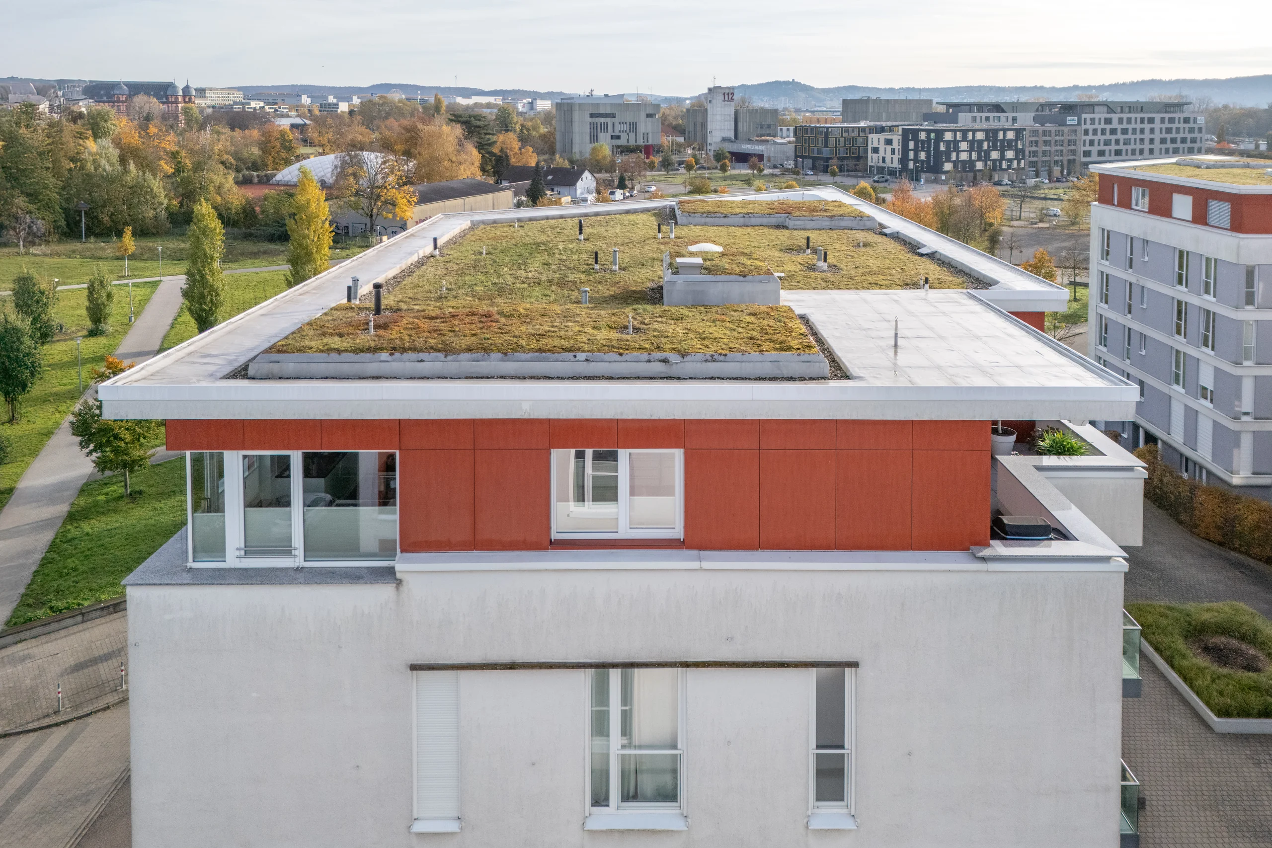 KA-Südoststadt, City Park / besondere und hochwertige Penthouse-Wohnung mit sichtgeschützter Dachterrasse, Kellerraum, zwei TG-Plätze - vermietet