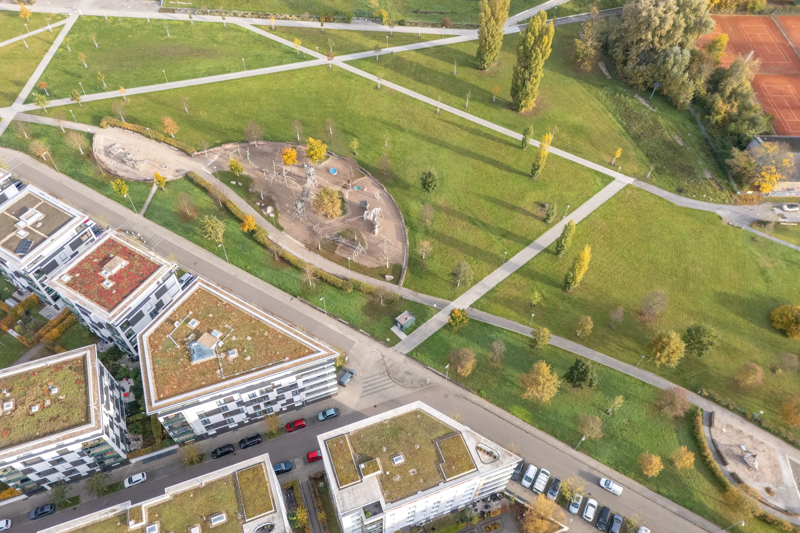 KA-Südoststadt, City Park / besondere und hochwertige Penthouse-Wohnung mit sichtgeschützter Dachterrasse, Kellerraum, zwei TG-Plätze - vermietet