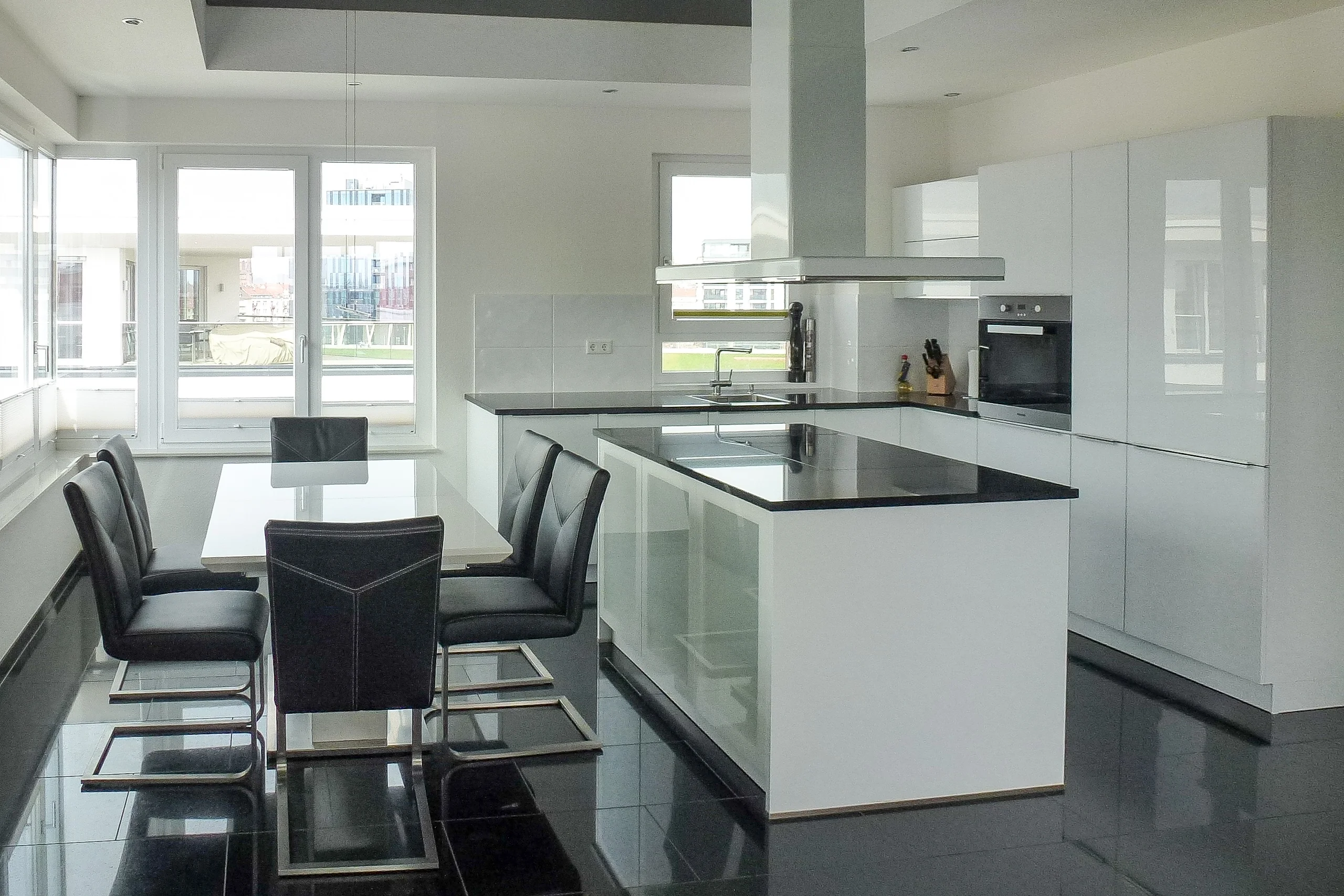 KA-Südoststadt, City Park / besondere und hochwertige Penthouse-Wohnung mit sichtgeschützter Dachterrasse, Kellerraum, zwei TG-Plätze - vermietet
