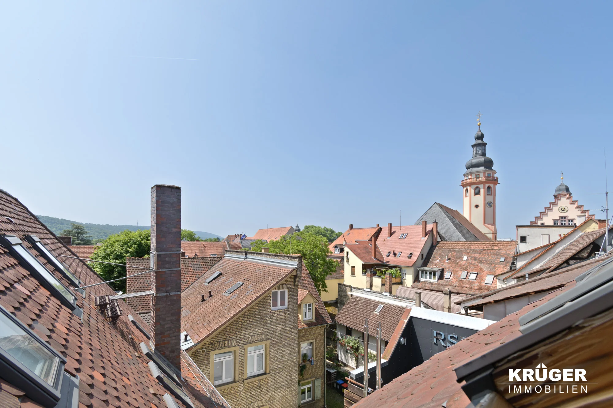 KA-Durlach / außergewöhnliche DG-Maisonette-Whg mit Süd-Loggia, 5 Zimmer und optional zwei TG-Stellplätze
