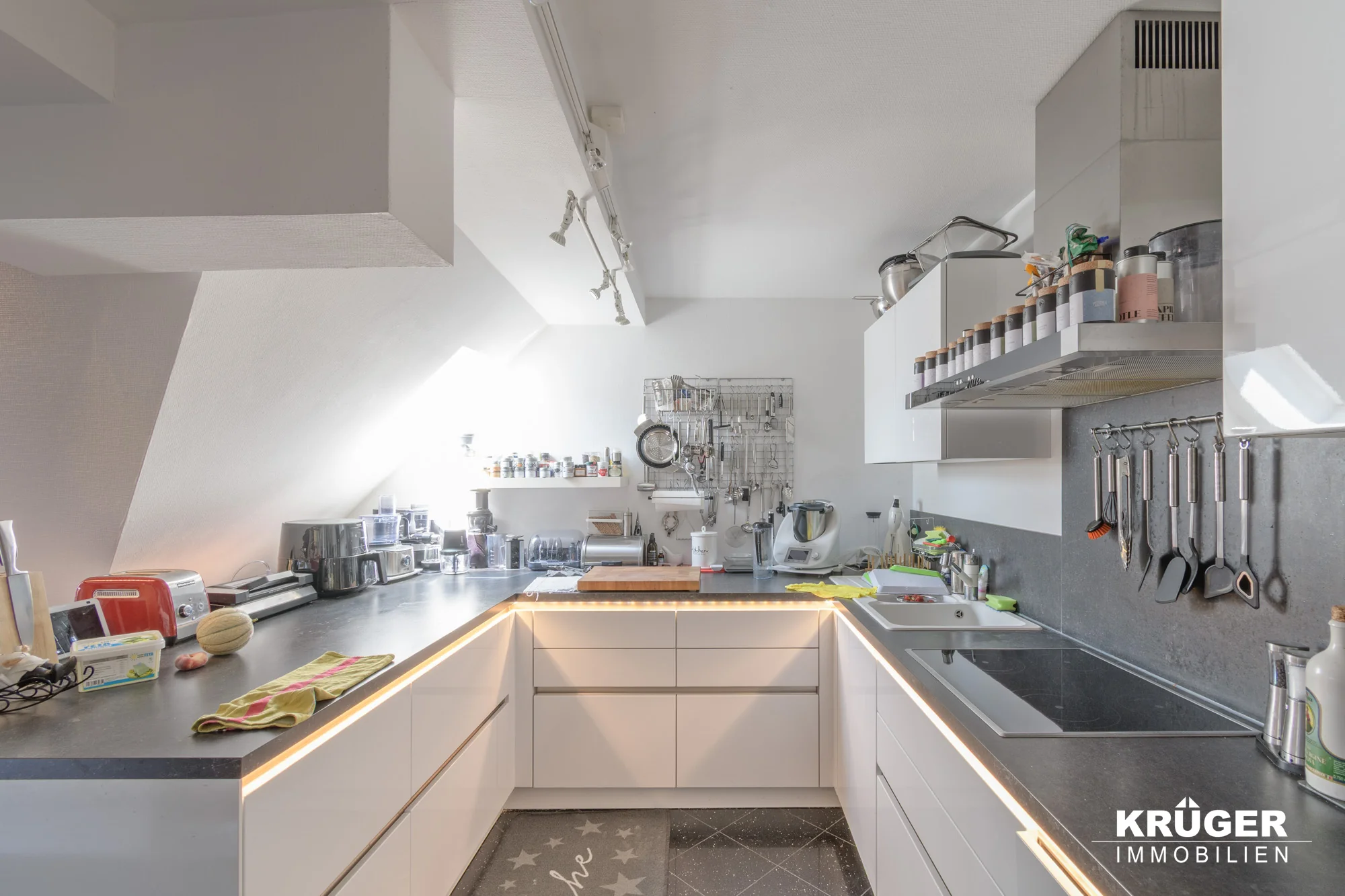 KA-Durlach / außergewöhnliche DG-Maisonette-Whg mit Süd-Loggia, 5 Zimmer und optional zwei TG-Stellplätze