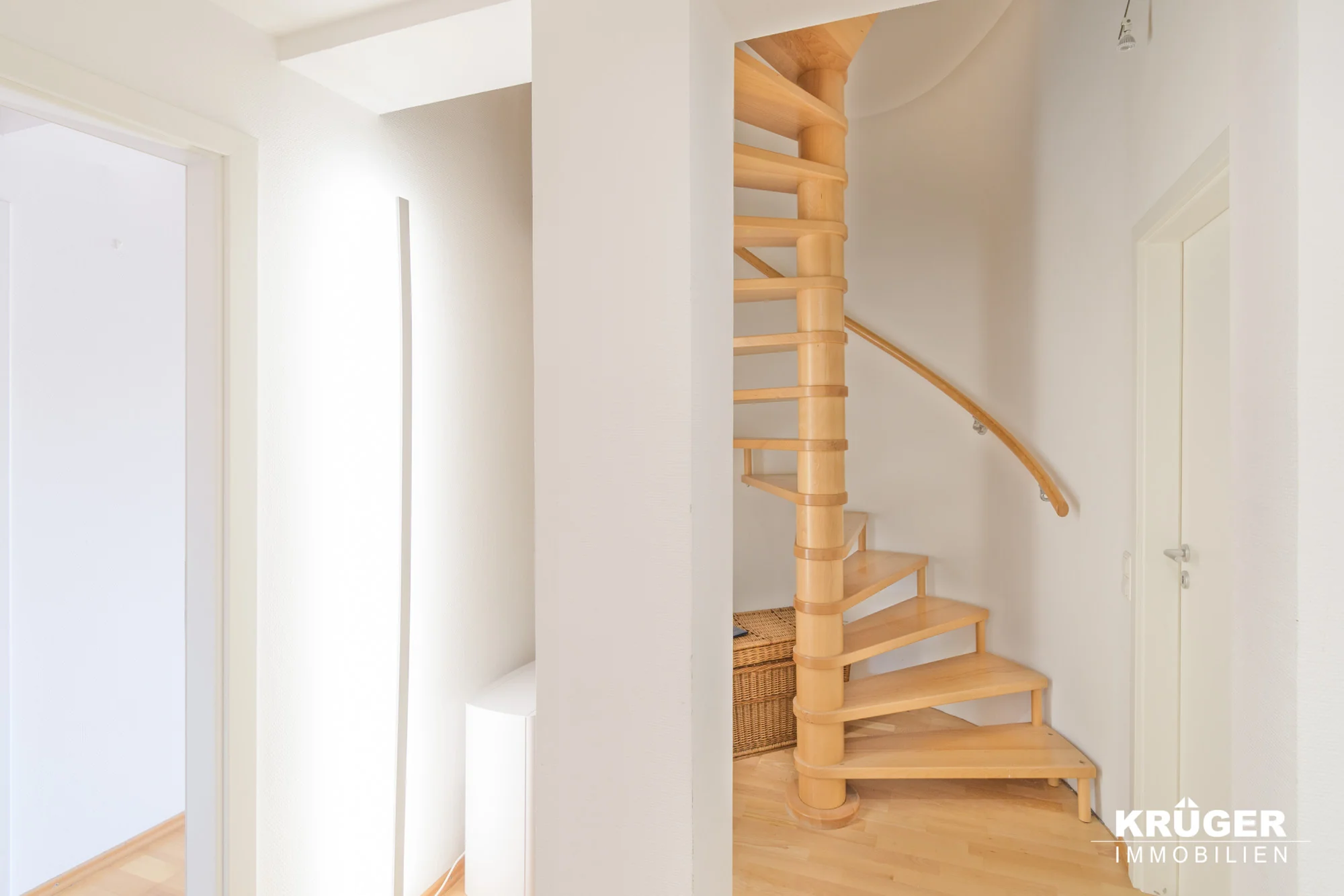 KA-Durlach / außergewöhnliche DG-Maisonette-Whg mit Süd-Loggia, 5 Zimmer und optional zwei TG-Stellplätze