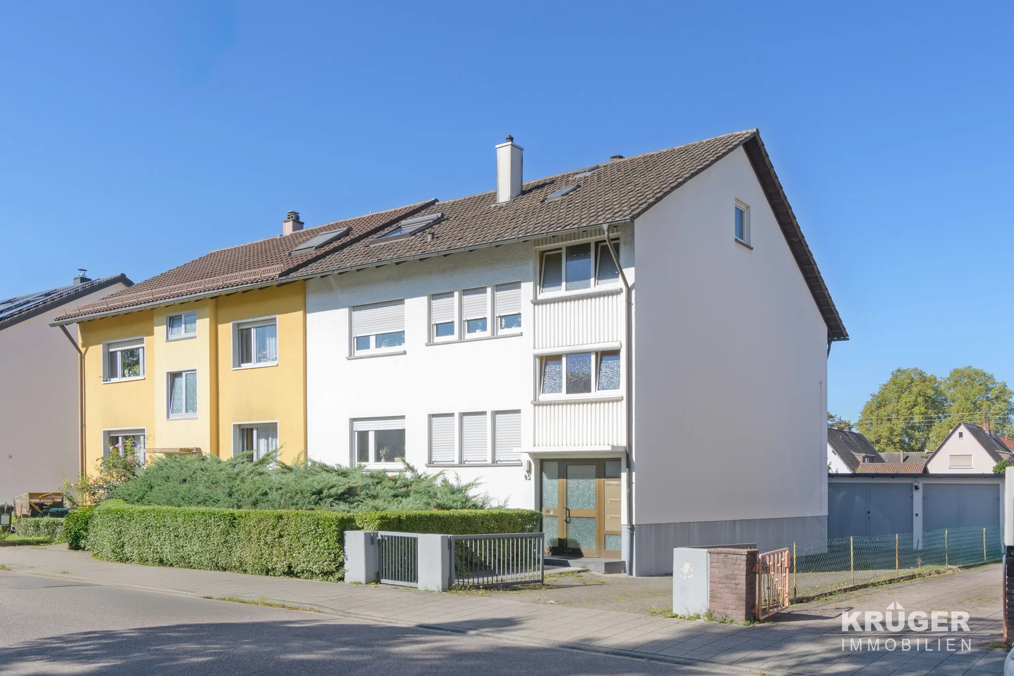 Karlsruhe-Durlach | Gepflegtes Mehrfamilienhaus mit drei Wohneinheiten (EG frei & DG freiwerdend), Doppelgarage und großem Gartengrundstück