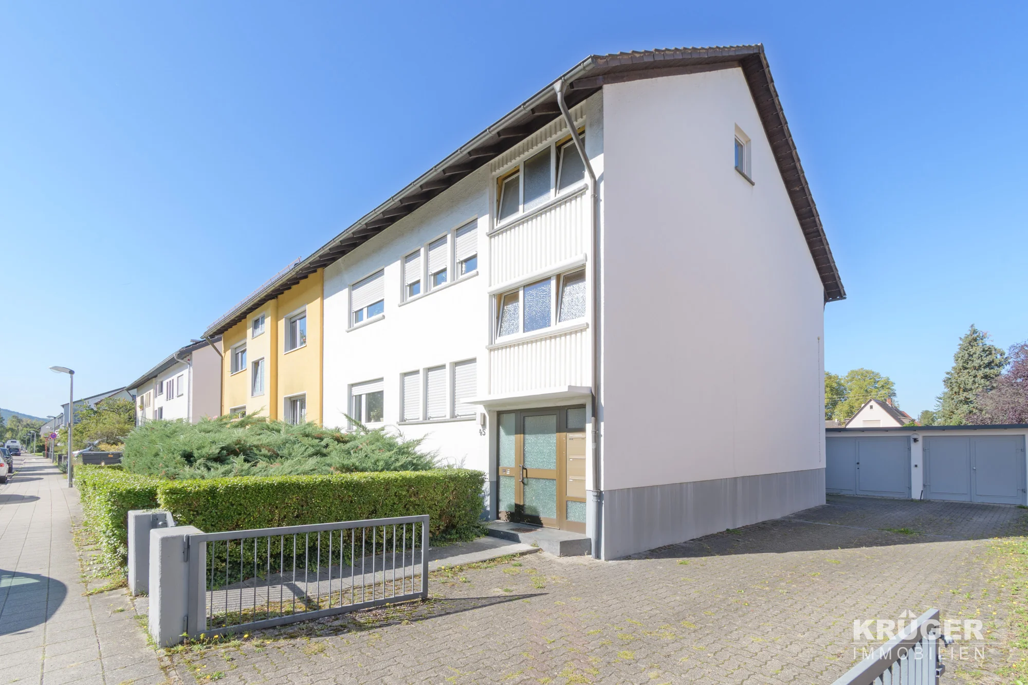 Karlsruhe-Durlach | Gepflegtes Mehrfamilienhaus mit drei Wohneinheiten (EG frei & DG freiwerdend), Doppelgarage und großem Gartengrundstück