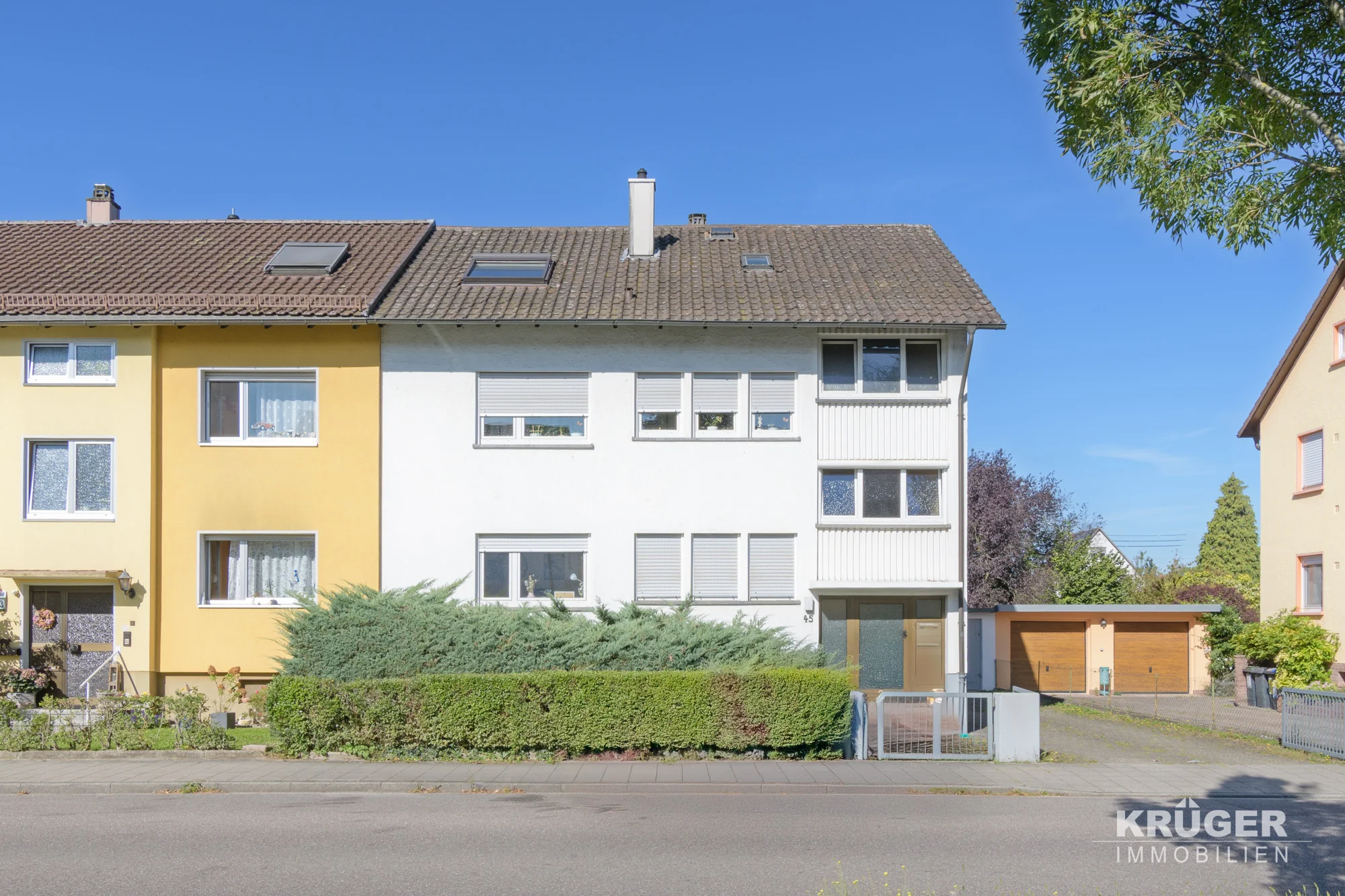 Karlsruhe-Durlach | Gepflegtes Mehrfamilienhaus mit drei Wohneinheiten (EG frei & DG freiwerdend), Doppelgarage und großem Gartengrundstück