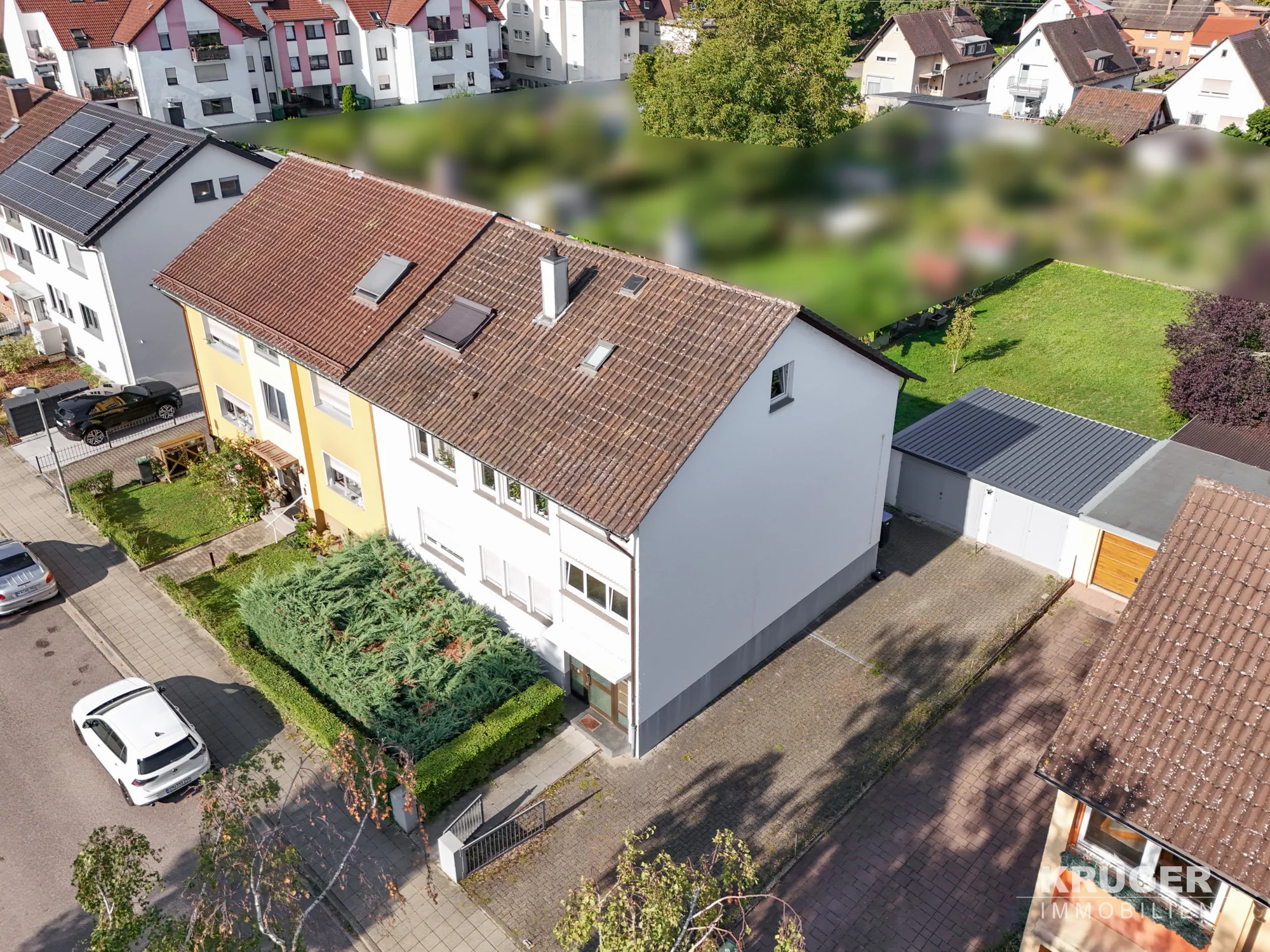 Karlsruhe-Durlach | Gepflegtes Mehrfamilienhaus mit drei Wohneinheiten (EG frei & DG freiwerdend), Doppelgarage und großem Gartengrundstück