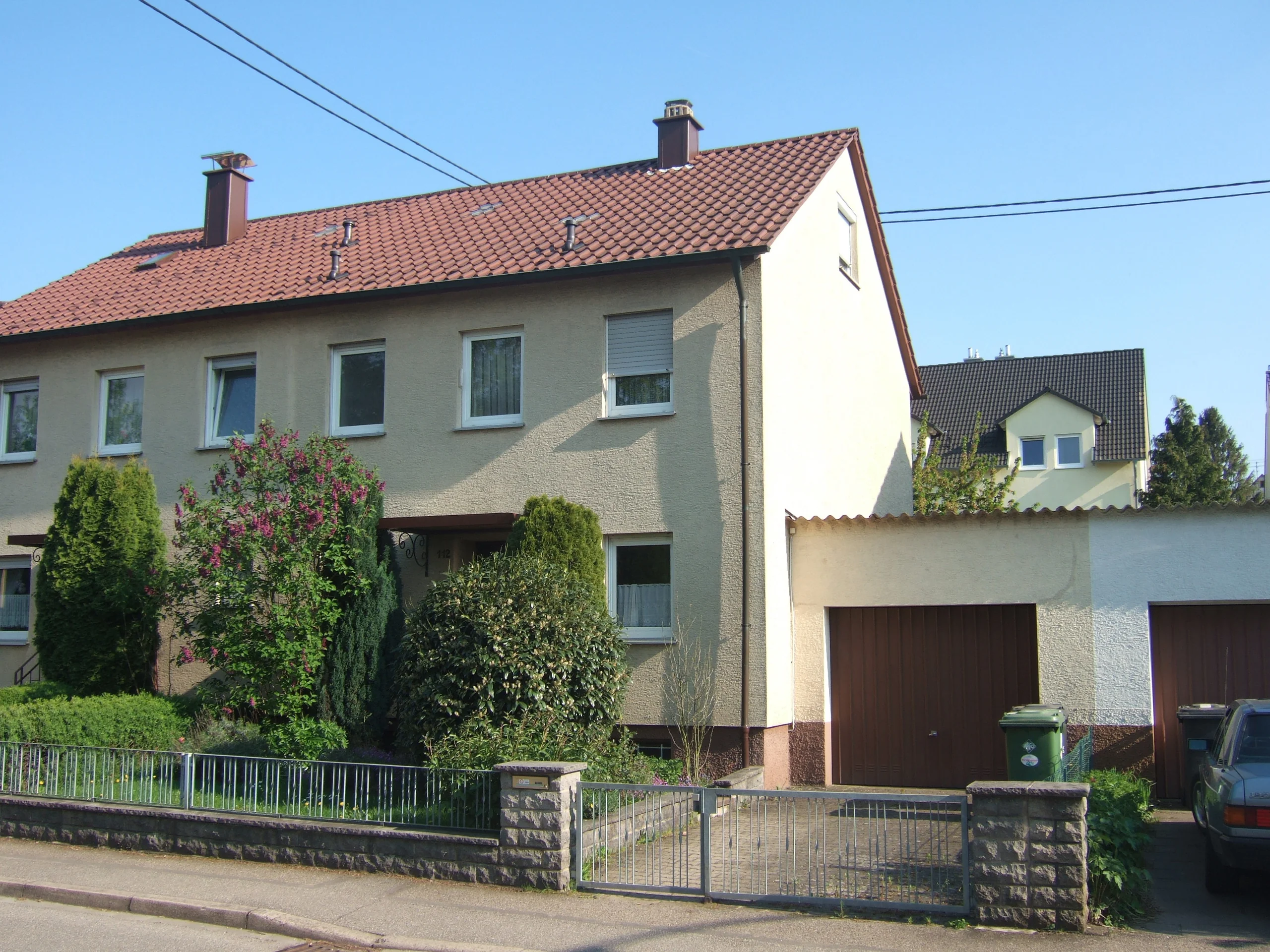 Illingen / Doppelhaushälfte mit Garage und schönem Garten