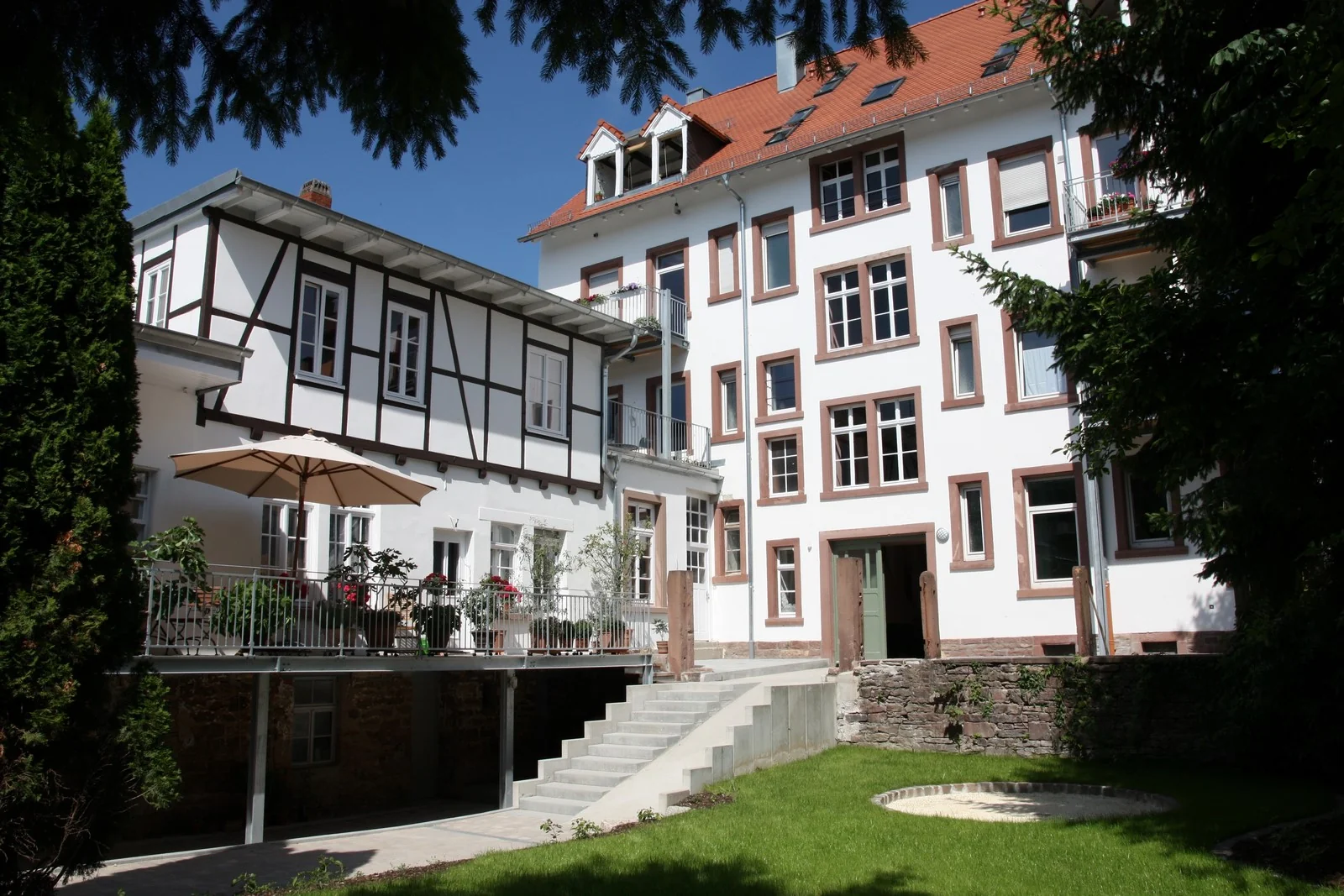 Sanierte 3-Zi-DG-Studio-Maisonette-Wohnung mit Loggia & Einbauküche in stilvollem Altbau in Durlach mit Turmbergblick