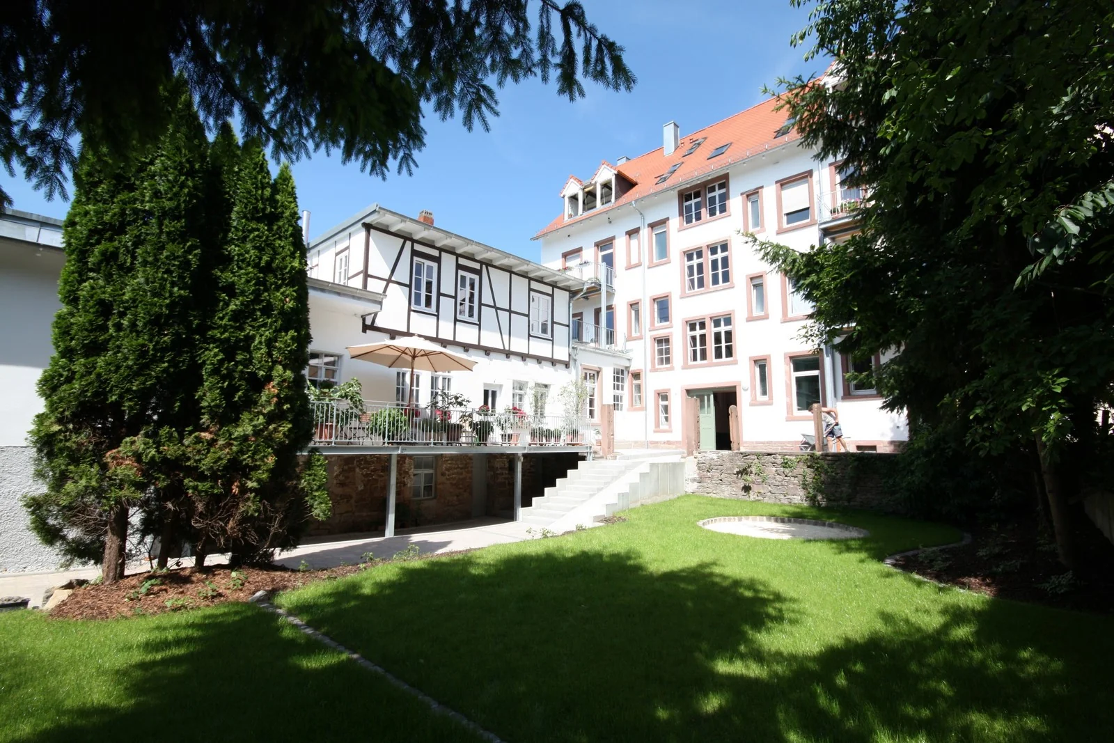 KA-Durlach / Grundsanierte 2-3-Zi-Wohnung mit sehr grosser SW-Terrasse in stilvollem Altbau